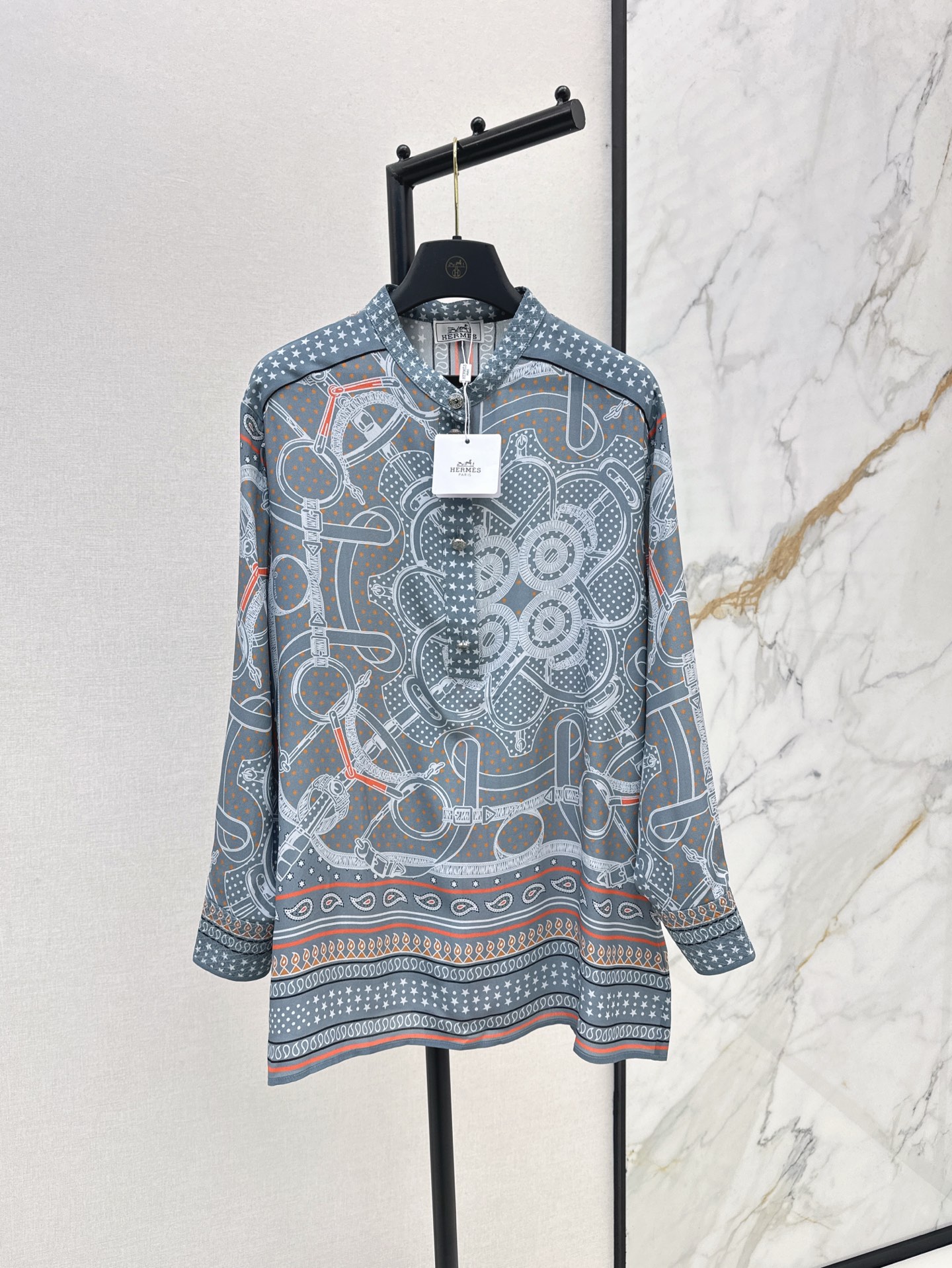 NO:318525,Her 25Ss————The latest spring and summer Effet kalei doscope series pattern silk shirt carriage chain belt printing full positioning pattern 100% silk double zoo texture excellent leader positioning diamond embroidery craft design classic small round neck H-shaped casual and generous beautiful color matching full positioning print super premium one color is available in stock smlxl, shirts, real silk, alexander wang19860909Her 25Ss————春夏最新款Effet kalei doscope系列图案真丝衬衫马车链条皮带印花全定位图案 百分百真丝双邹质感超赞 领袖定位菱格刺绣工艺设计 经典小圆领H版型随性大方 绝美配色全定位印花超高级 一色现货发售smlxl,,shirts,real silk,alexander wang,Women's clothing