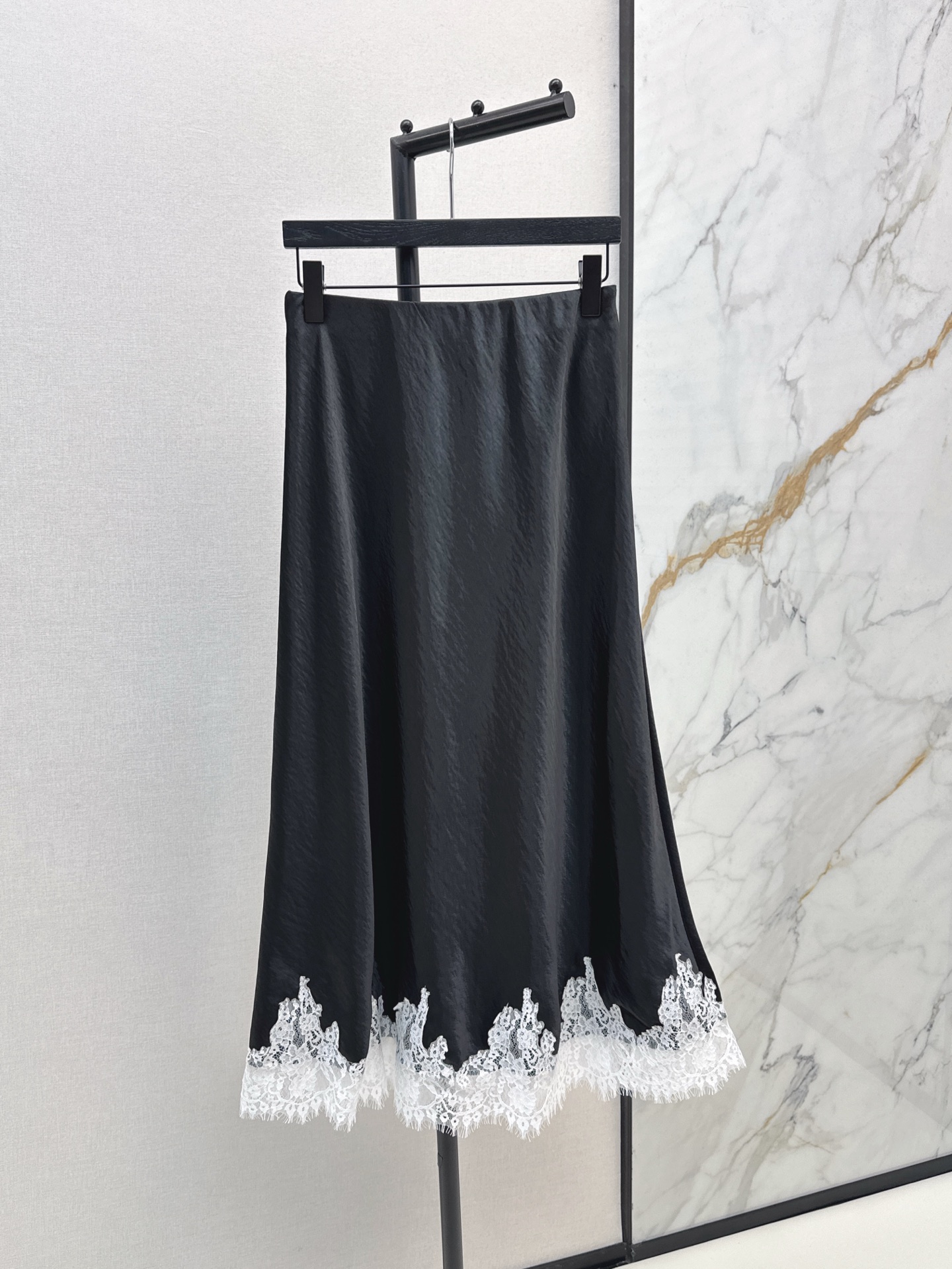 NO:318523,Fashionable niche design 25Ss————The latest spring and summer spliced ​​lace decorative long skirt mid-high waist style cut Focus on visual highlights The pleats are even and natural. The spliced ​​lace method enhances the sense of layering. Light and agile get elegant urban style outfits. Three-color spot sale sml, skirts, alexander wang19860909时髦小众设计 25Ss————春夏最新款拼接蕾丝装饰长款半裙中高腰版型剪裁 聚焦视觉亮点 褶量均匀自然 拼接蕾丝做法增强层次感的同时 走动间轻盈灵动get优雅都市风穿搭 三色现货发售sml,,skirts,alexander wang,Women's clothing