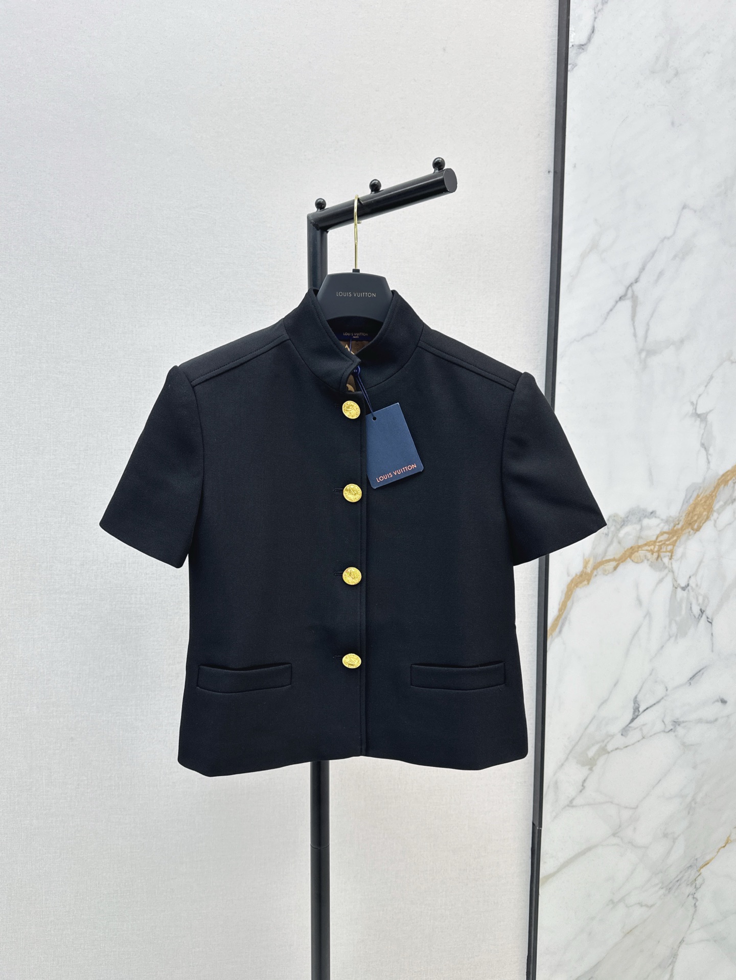 NO:318521,L Home 25Ss————The latest spring and summer stand-up collar short jacket heavy custom twill fabric   presbyterian lining. Full of details. It is a very pleasing item. Full of high-end style. Small stand-up collar short style. Easy to look taller. Never tired of wearing it. SML is available in stock., louis vuitton, jackets & coats, alexander wang19860909L家 25Ss————春夏最新款立领小短款外套重磅定制斜纹面料 老花里布 细节感满满 属于非常耐看的单品 高级感满满 小立领短款版型 轻松显高 百穿不厌 一色现货发售sml,,louis vuitton,jackets & coats,alexander wang,Women's clothing