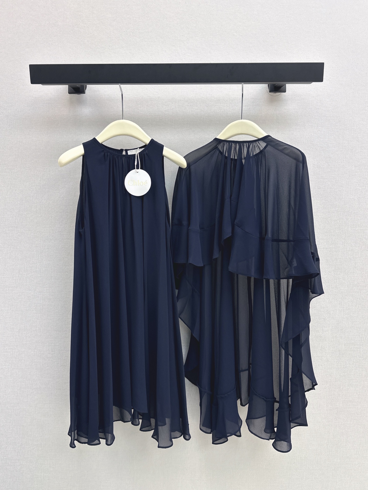 NO:318519,CH～E 25Ss————The latest spring and summer style, dim blue cloak two-piece dress, ruffled irregular tailoring cloak with A-line vest skirt, French romantic outfit, elegant style, body covering flesh and slimming, various ways to wear are very fashionable, super awesome, low-key and high-end, casual and lazy style, one-color spot on sale, sml, skirts, alexander wang19860909CH～E 25Ss————春夏最新款气质藏蓝色斗篷两件套连衣裙 荷叶边不规则剪裁斗篷搭配A字背心裙 法式浪漫穿搭 飘逸优雅版型对身材遮肉显瘦 多种穿法都很时髦 超级赞的藏蓝色低调也高级 休闲慵懒风 一色现货发售sml,,skirts,alexander wang,Women's clothing