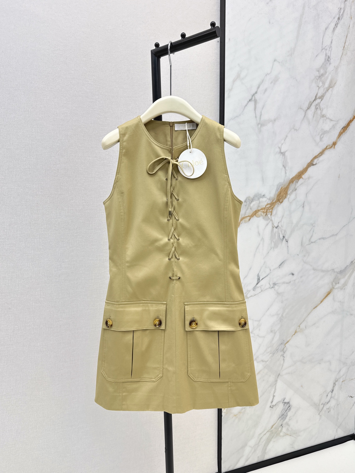 NO:318517,CH～E 25Ss————The latest trendy molecular style lace-up sleeveless dress in spring and summer. Sweet and cool, age-reducing girl-style workwear and pocket design waist-hugging back pleated skirt. It shows vitality and youthfulness. Customized fabric texture is super good. Retro khaki is super white. The upper body is full of three-dimensional and very fashionable. One-color spot-on sml, skirts, alexander wang19860909CH～E 25Ss————春夏最新款时髦分子风气质系带无袖连衣裙 甜酷减龄少女风工装风口袋设计收腰后褶式裙摆 很显活力和年轻感 定制面料质感超赞 复古的卡其色超显白 上身立体感十足非常洋气 一色现货发售sml,,skirts,alexander wang,Women's clothing