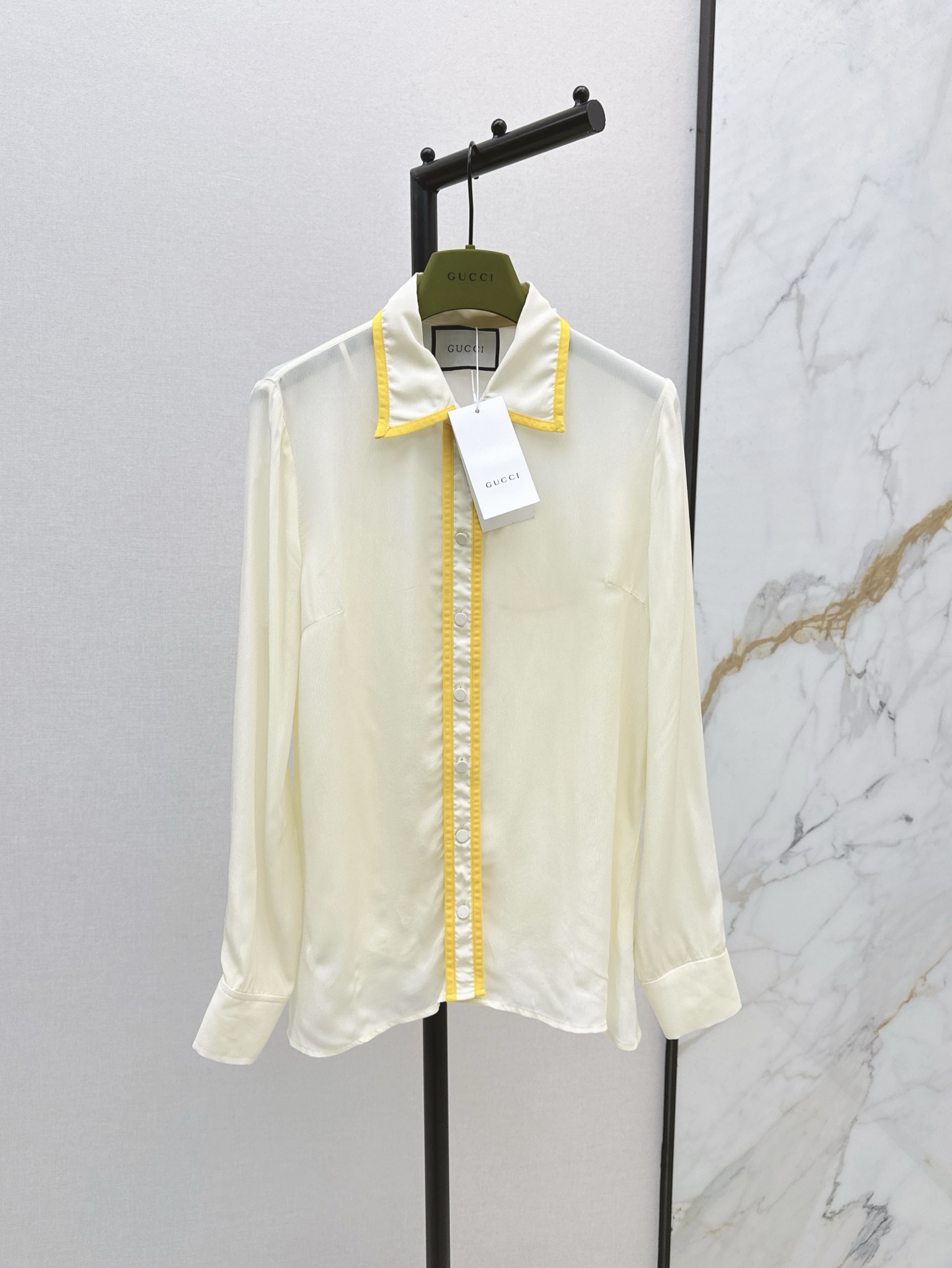 NO:318516,Retro and elegant Gu 25Ss————The latest style of contrasting color and edging in spring and summer silk shirts, full of fairy spirit, fashionable essence on the upper body, a kind of visual sense of the chaebol girl, French retro palace style, very elegant, good to see the temperament, use silk fabric, soft and comfortable, high quality visible to the naked eye, two colors are on sale in stock, sml, shirts, real silk, alexander wang19860909复古优雅 Gu 25Ss————春夏最新款撞色镶边做法真丝衬衫 仙气十足 上身就是时髦精本精 有种财阀小姐姐即视感 法式复古宫廷风 十分优雅 好看到气质脱俗 采用真丝面料 手感柔软超舒服 肉眼可见的高品质 两色现货发售sml,,shirts,real silk,alexander wang,Women's clothing