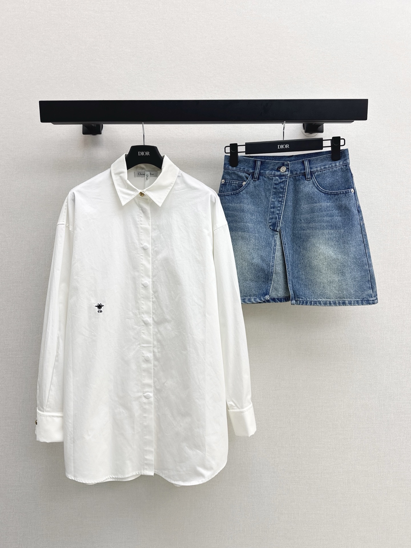 NO:318510,Fashionable online CD 25Ss———The latest American outfit suit for spring and summer long white minimalist style shirt   denim skirt. Layered slack feeling. Invincible and easy to wear. Concave styling artifact. The practical and aesthetic sense are sure to grasp. It has a casual beauty. It also reduces age. It is very fashionable. It is perfect and not picky about people. It is a set of one color for sale in stock. SML, skirts, shirts, alexander wang19860909时髦感在线 CD 25Ss————春夏最新款美式穿搭套装长款白色极简风衬衫 牛仔外搭半裙 叠穿的松弛感 无敌好穿 凹造型神器 实穿性和美感都妥妥的拿捏 有种休闲的美感 也很减龄 非常洋气 完美不挑人穿 一套出 一色现货发售sml,,skirts,shirts,alexander wang,Women's clothing