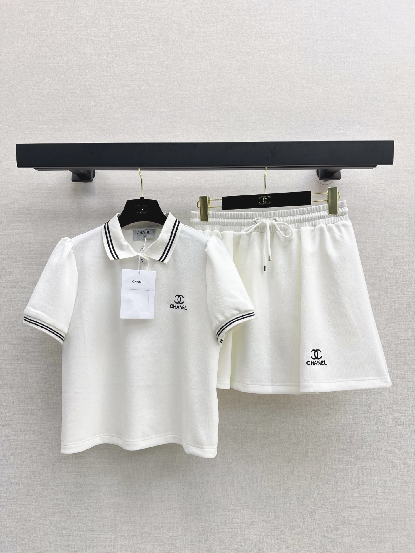 NO:318498,C home 25Ss————The latest spring and summer age-reducing suit lapel short-sleeved top   skirt Customized twill cotton material Comfortable and soft, fashionable outfit, half-open neckline button treatment, random adjustment, ready-to-wear with stripes distributed on the collar cuffs as highlights, echoing the letter logo on the chest, low-key highlighting the brand's personality charm, rich design levels, matching suit casual short skirts, waist and belly drawstrings, high elasticity and slimming, double C letter logo echoes, comfortable and fashionable outfit, daily travel or leisure and entertainment, one set, two colors are available for sale in stock, sml, chanel, skirts, T-shirt, alexander wang19860909C家 25Ss————春夏最新款减龄套装翻领短袖上衣 半裙 定制斜纹全棉材质 舒适软糯 穿搭洋气 领口半开襟钮扣处理 随意调节 成衣以条纹分布于领边袖口作为亮点 与胸前字母标识呼应 低调彰显了品牌个性魅力 丰富设计层次 搭配套装休闲短裙 腰腹抽绳高弹力更修身显瘦 双C字母徽标呼应 穿搭舒适时尚 成套穿搭日常出行还是休闲娱乐 一套出 两色现货发售sml,,chanel,skirts,T-shirt,alexander wang,Women's clothing