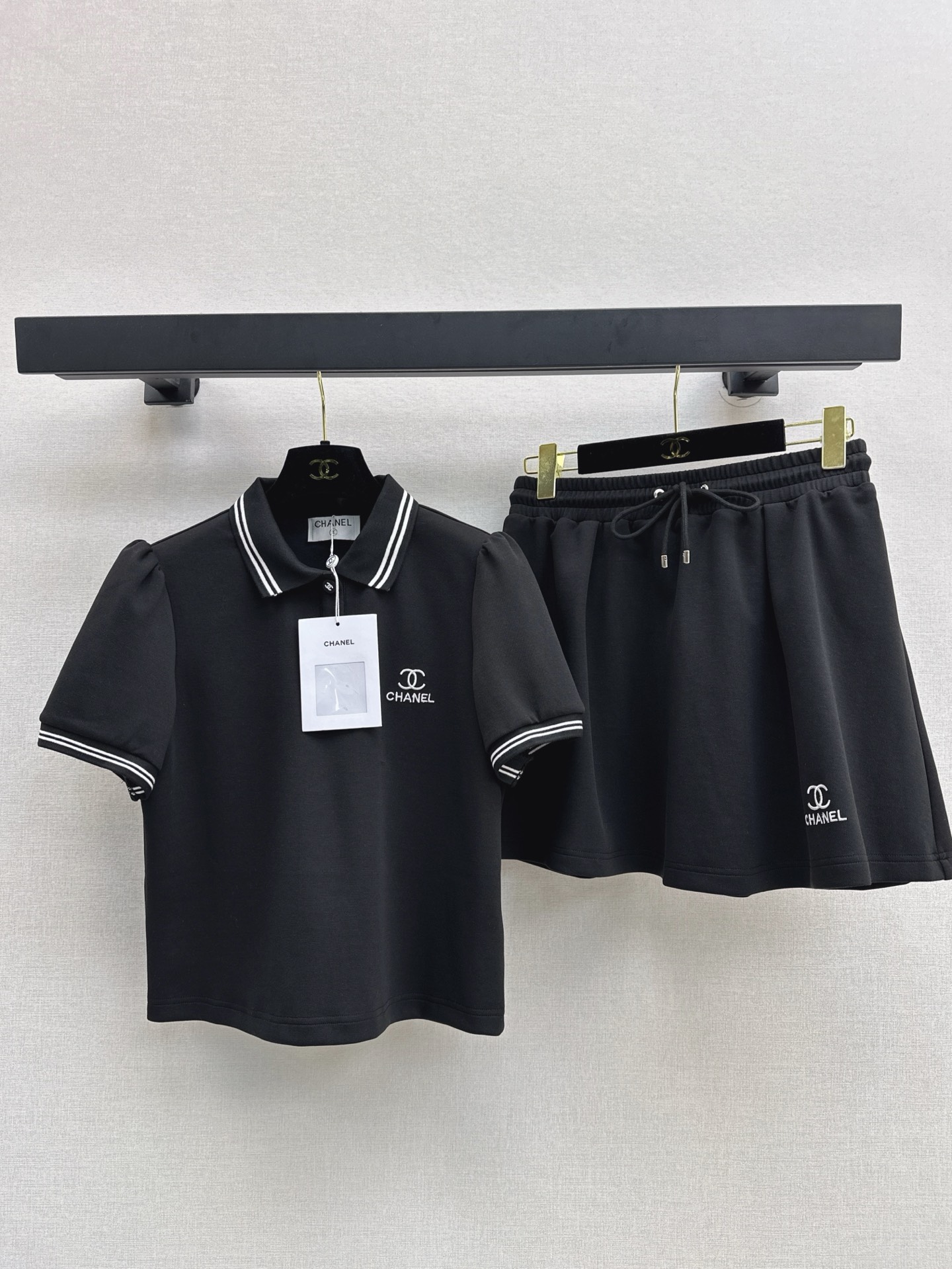 NO:318495,C home 25Ss————The latest spring and summer age-reducing suit lapel short-sleeved top   skirt Customized twill cotton material Comfortable and soft, fashionable outfit, half-open neckline button treatment, random adjustment, ready-to-wear with stripes distributed on the collar cuffs as highlights, echoing the letter logo on the chest, low-key highlighting the brand's personality charm, rich design levels, matching suit casual short skirts, waist and belly drawstrings, high elasticity and slimming, double C letter logo echoes, comfortable and fashionable outfit, daily travel or leisure and entertainment, one set, two colors are available for sale in stock, sml, chanel, skirts, T-shirt, alexander wang19860909C家 25Ss————春夏最新款减龄套装翻领短袖上衣 半裙 定制斜纹全棉材质 舒适软糯 穿搭洋气 领口半开襟钮扣处理 随意调节 成衣以条纹分布于领边袖口作为亮点 与胸前字母标识呼应 低调彰显了品牌个性魅力 丰富设计层次 搭配套装休闲短裙 腰腹抽绳高弹力更修身显瘦 双C字母徽标呼应 穿搭舒适时尚 成套穿搭日常出行还是休闲娱乐 一套出 两色现货发售sml,,chanel,skirts,T-shirt,alexander wang,Women's clothing