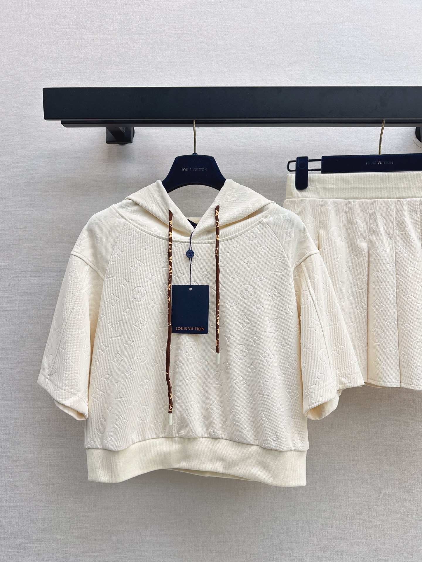 NO:318492,L Home 25Ss————The latest casual suit for spring and summer, short hooded top   pleated skirt, full of four-leaf clover elements and letter logos, dark patterns highlight the brand style, the rope drawstring uses the contrasting colors of the details to form a clever embellishment, matched with short skirts in the same series, pleated and neat, the details and texture design echoes, the complete set of matching makes the holiday relaxed temperament more. One set of two colors are available for sale in stock,,louis vuitton, skirts,hats,alexander wang19860909L家 25Ss————春夏最新款休闲套装小短款连帽上衣 百褶半裙 通体满铺四叶草元素和字母徽标 暗纹彰显品牌格调 绞花抽绳利用细节撞色形成巧妙点缀 搭配同系列短裙 压褶利落 细节质感设计呼应 成套搭配更显度假松弛气质 一套出 两色现货发售sml,,louis vuitton,skirts,hats,alexander wang,Women's clothing