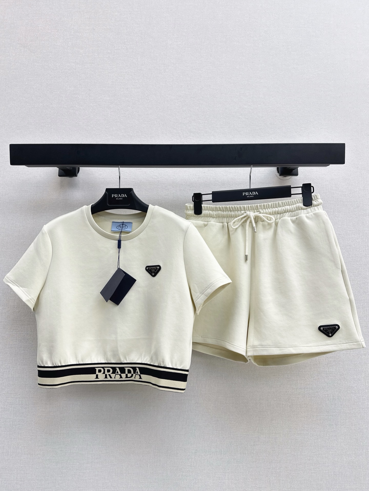 NO:318489,PD 25Ss————The latest casual and fashionable suits for spring and summer, webbing short sweatshirt   shorts. Custom fabrics are soft and skin-friendly. Slightly elastic and comfortable. Full texture. Round neck short-sleeved sweatshirt cut. Fashionable and casual. The chest is decorated with the iconic triangle letter logo. The brand style is instantly improved. Short styles are combined with the contrasting waist logo webbing design to add vitality. Complete sets are matched with relaxed age reduction. Early spring suits are essential. Daily casual outfit guide. Slack and fashionable. One set is available. Two colors are available in stock. SML, hoodie, sweatshirts, shorts, T-shirt, alexander wang.19860909PD 25Ss————春夏最新款休闲时髦套装织带短款卫衣 短裤 定制面料柔软亲肤 微弹舒适 质感十足 圆领短袖卫衣裁剪 时髦休闲 胸前饰以标志性三角字母徽标 品牌格调瞬间提升 短款版型结合腰间撞色标识织带设计 增添活力气息 成套搭配松弛减龄 早春套装必不可少 日常休闲穿搭指南 松弛时髦 一套出 两色现货发售sml,,hoodie,sweatshirts,shorts,T-shirt,alexander wang,Women's clothing