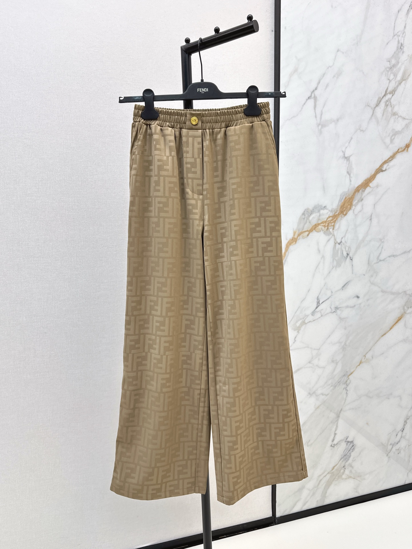 NO:318515,FD 25Ss————The latest classic pattern straight-leg pants in spring and summer are not picky about body requirements. The upper body is very flat and upright!  The matching style is also very popular. Exquisite and high-end customization. The textured fabric has a great texture. Retro and elegant. The upper body is cool and handsome. The age-reducing fashionable style. The one-size-size-spot sml is available for sale, alexander wang.19860909FD 25Ss—————春夏最新款经典图案直筒裤不挑剔身形要求 上身板板正正特别赞！搭配的风格也很通吃 精致高级定制 富有肌理感的面料质感超赞 复古优雅 上身酷帅减龄时髦精 一色现货发售sml,,alexander wang,Women's clothing