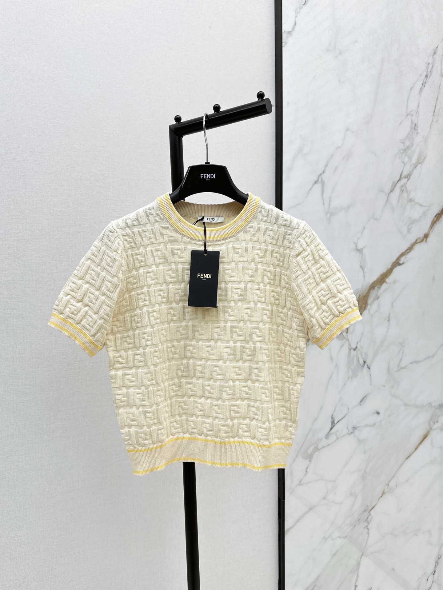 NO:318512,FD 25Ss——The latest spring and summer style fresh and age-reducing style knitted short-sleeved sleeves are simple and layered ~~ It’s not a choice for occasions that rely entirely on outfits to create a self-styled product!  I love knitted models that are refreshing and breathable in summer, and don’t worry about the wrinkles that all cotton will have. It’s so beautiful that there is no burden!  Two colors spot sale sml, T-shirt, alexander wang19860909FD 25Ss———春夏最新款清新减龄风针织短袖简约有层次 ～～不挑场合完全靠穿搭成就自我风格的单品！最爱针织款夏天穿清爽透气的同时也不必担心全棉会有的褶皱感 美的没负担！两色现货发售sml,,T-shirt,alexander wang,Women's clothing