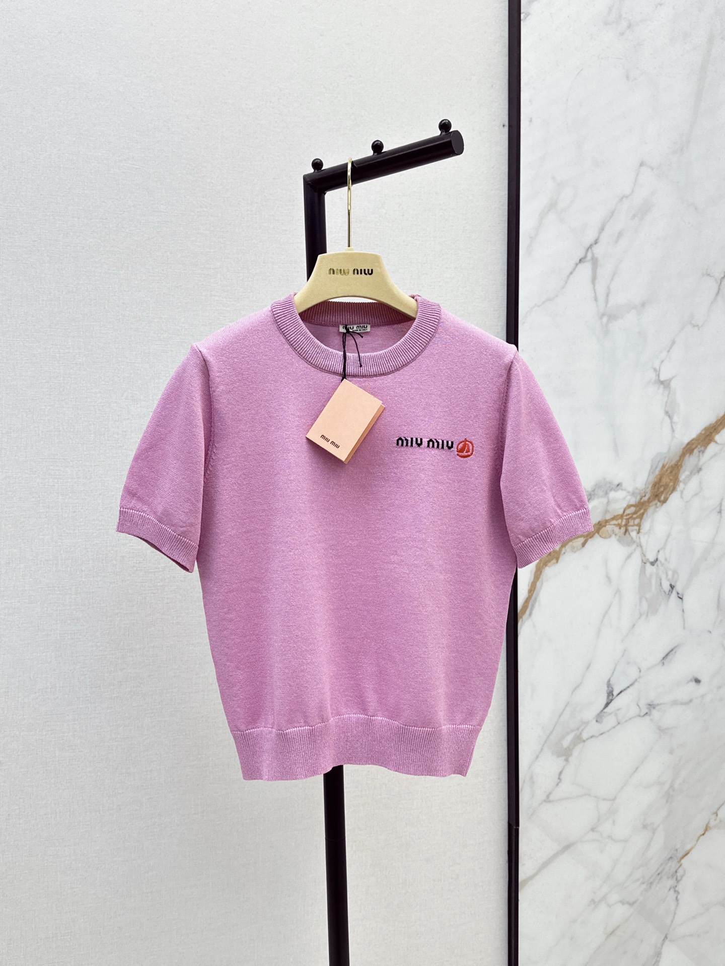 NO:318497,Miu 25Ss——The latest spring and summer style fresh and age-reducing knitted short-sleeved sleeves are simple and layered ~~ It’s not a choice for occasions that rely entirely on outfits to create a self-styled item!  I love knitted models that are refreshing and breathable in summer, and don’t worry about the wrinkles that all cotton will have. It’s so beautiful that there is no burden!  Two colors spot sale sml, miumiu, T-shirt, alexander wang19860909Miu 25Ss———春夏最新款清新减龄风针织短袖简约有层次 ～～不挑场合完全靠穿搭成就自我风格的单品！最爱针织款夏天穿清爽透气的同时也不必担心全棉会有的褶皱感 美的没负担！两色现货发售sml,,miumiu,T-shirt,alexander wang,Women's clothing