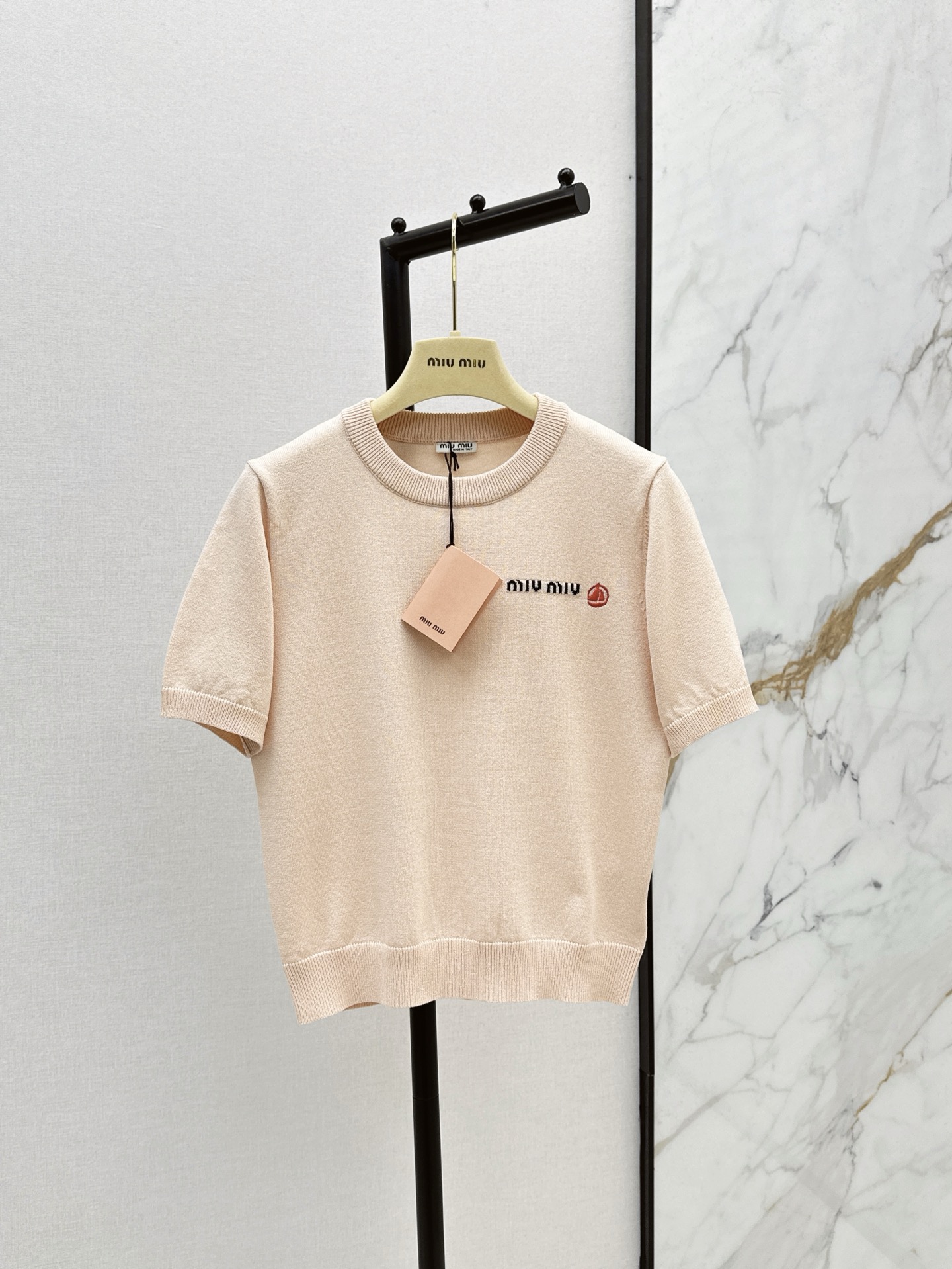 NO:318494,Miu 25Ss——The latest spring and summer style fresh and age-reducing knitted short-sleeved sleeves are simple and layered ~~ It’s not a choice for occasions that rely entirely on outfits to create a self-styled item!  I love knitted models that are refreshing and breathable in summer, and don’t worry about the wrinkles that all cotton will have. It’s so beautiful that there is no burden!  Two colors spot sale sml, miumiu, T-shirt, alexander wang19860909Miu 25Ss———春夏最新款清新减龄风针织短袖简约有层次 ～～不挑场合完全靠穿搭成就自我风格的单品！最爱针织款夏天穿清爽透气的同时也不必担心全棉会有的褶皱感 美的没负担！两色现货发售sml,,miumiu,T-shirt,alexander wang,Women's clothing