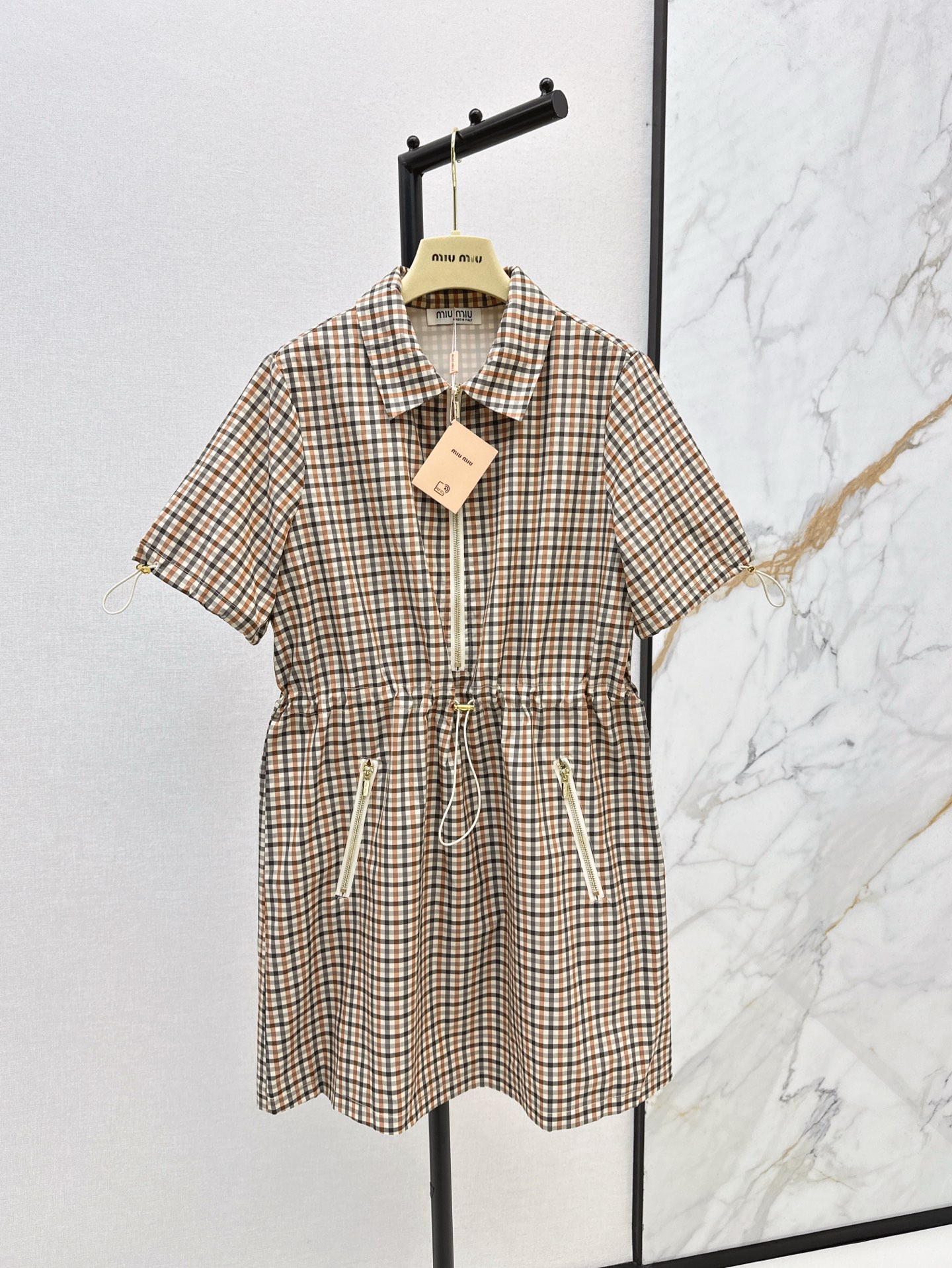 NO:318509,Miu 25Ss————The latest drawstring plaid dress in spring and summer. Custom imported non-woven material. High-quality texture. Clever and stylish. Zipper half-pallet lapel dress style. Loose and comfortable and adjustable. Full brown plaid. The cuffs are narrowed to present a puff sleeve effect. The drawstring between the waist easily divides the upper and lower length ratios. It is extremely tolerant to the figure. It increases the casual atmosphere. Meets various needs for commuting and dating. The outfit makes it look more age-reducing. Two colors are available for sale in stock. Miumiu, skirts, alexander wang.19860909Miu 25Ss————春夏最新款抽绳格纹连衣裙 定制进口无纺布材质 质感高级 挺括有型 拉链半开襟翻领连衣裙版型 宽松舒适可调节 通体棕色系格纹满铺 袖口收窄呈现泡泡袖效果 腰间抽绳轻松划分上短下长好比例 对身材包容度极高 增加休闲气息 满足通勤约会多种需求 穿搭更显减龄俏皮 两色现货发售sml,,miumiu,skirts,alexander wang,Women's clothing