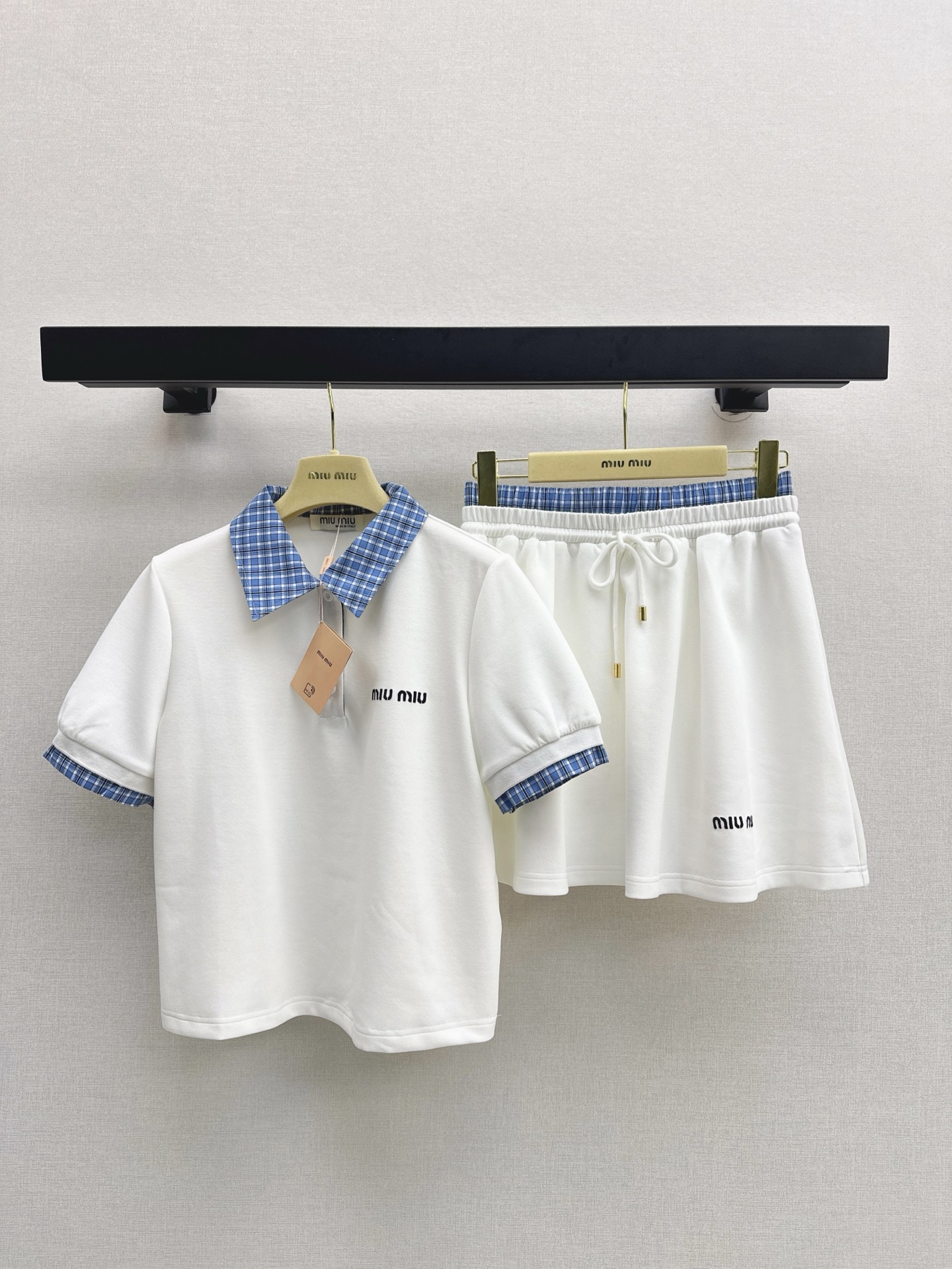 NO:318506,Miu 25Ss————The latest spring and summer age-reducing college style suit plaid splicing top   skirt Customized bead floor cotton material The fabric has its own air holes Comfortable and soft, breathable Fully breathable Top collar half-open button treatment At will Adjust the chest embroidered letter logo Low-key highlights The neckline cuffs of the custom sky blue plaid shirt fabric collide with the color of the big body The rich design effect shows more texture, and can be easily controlled Fashionable and relaxed One set Two colors are available in stock sml, Miumiu, skirts, shirts, alexander wang19860909Miu 25Ss————春夏最新款减龄学院风套装格子拼接上衣 半裙 定制珠地棉材质 面料自带气孔 舒适软糯 透气十足 上衣领口半开襟钮扣处理 随意调节 胸前点缀刺绣字母标识 低调彰显了 定制天蓝色格纹衬衫面料的领口袖口 与大身颜色相异形成碰撞 丰富的设计效果更显质感 都能轻松驾驭 时尚松弛 一套出 两色现货发售sml,,miumiu,skirts,shirts,alexander wang,Women's clothing