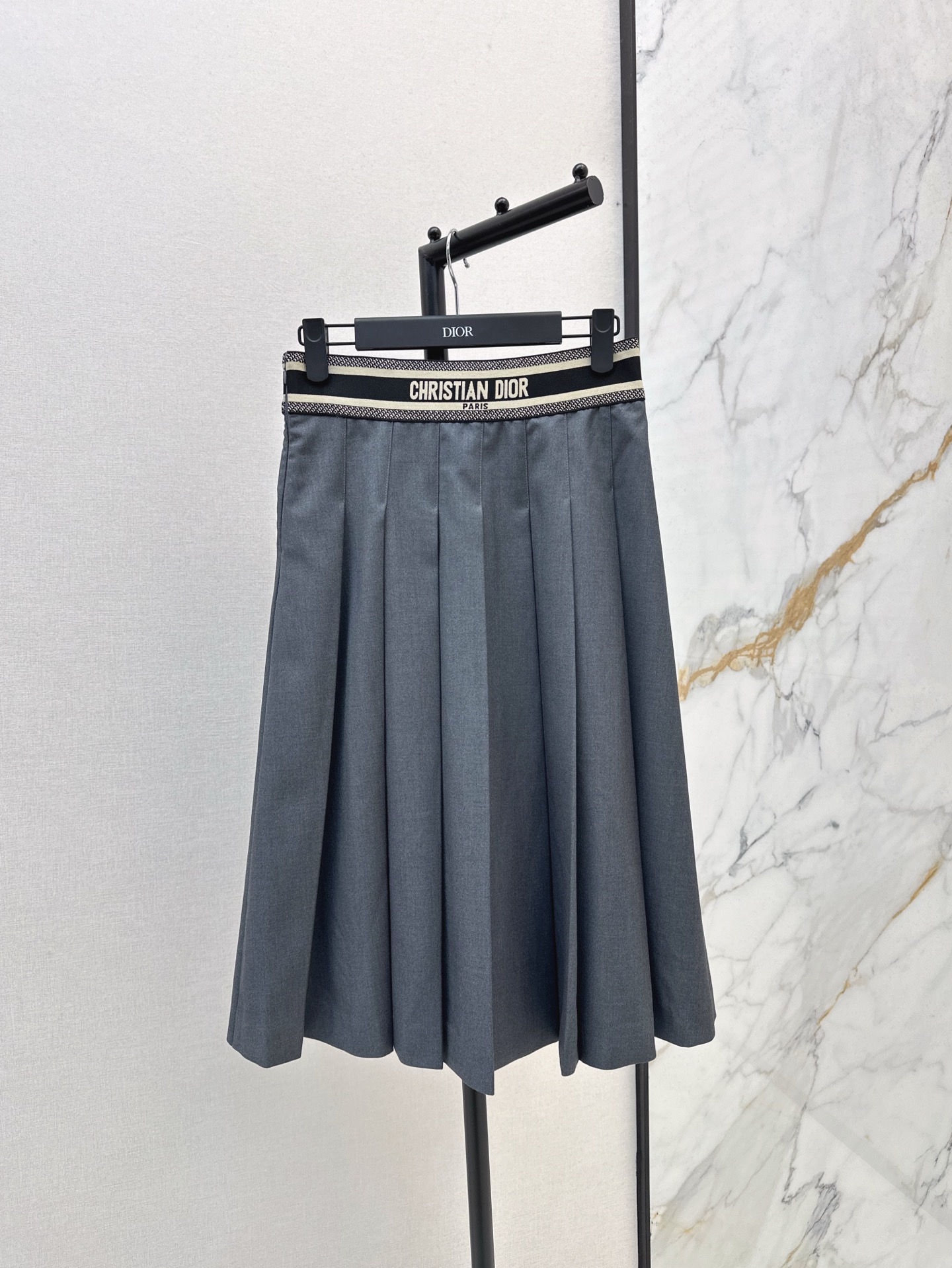 NO:318503,CD 25Ss————The latest spring and summer webbing high-waist pleated skirt custom-made imported suit material, textured luster, smooth and stylish, high-waist mid-length skirt cut, the waist is decorated with horizontal contrasting webbing, matching letter logo and waist-abdominal close-fitting details, add youthful vitality to the overall look, the skirt hem is neat and pleated, not easy to scatter, add outfit style, fashionable and slack, two colors are on sale in stock, sml, skirts, alexander wang19860909CD 25Ss————春夏最新款织带高腰百褶裙 定制进口西服材质 质感光泽 垂顺有型 高腰中长半裙剪裁 腰间以横向撞色织带装饰 配合字母徽标和腰腹贴身细节 为整体造型增添了青春活力 裙摆利落压褶不易散落处理 增添穿搭造型 时髦松弛 两色现货发售sml,,skirts,alexander wang,Women's clothing
