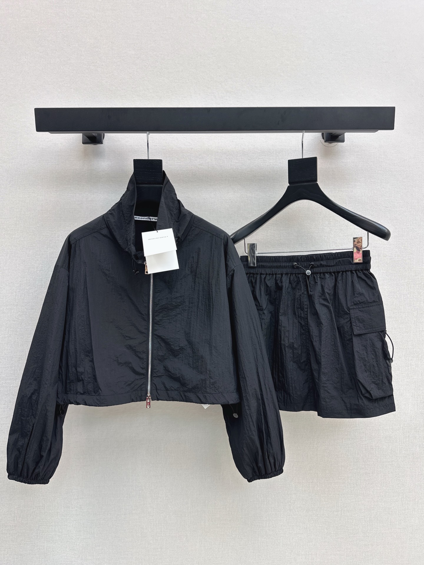 NO:318500,AW 25Ss————The latest handsome and fashionable windbreaker suit in spring and summer, zipper charge jacket   skirt, customized imported windproof and waterproof nylon material, high-quality texture, three-dimensional and stylish, short zipper jacket short skirt suit, the latest logo of ready-to-wear letter logo is low-key decorated on the back, showing the brand style, drawstring details are full of casualness, outfits show personality, match with the same skirt, drawstring elastic adjustment at the waist, matched with flip pocket, workwear highlights, modify the legs and make it look slim and slack, one set, two colors are available for sale in stock, sml, skirts, jackets & coats, alexander wang19860909AW 25Ss————春夏最新款帅气时髦风衣套装拉链冲锋外套 半裙 定制进口防风防水尼龙材质 质感高级 立体有型 短款拉链外套短裙套装 成衣最新标志字母徽标低调装饰于背面 展现品牌风范 抽绳细节休闲感拉满 穿搭尽显个性风采 搭配同款半身裙 腰间饰以抽绳松紧调节 搭配翻盖口袋 工装感亮点突显 修饰腿形显瘦松弛 一套出 两色现货发售sml,,skirts,jackets & coats,alexander wang,Women's clothing