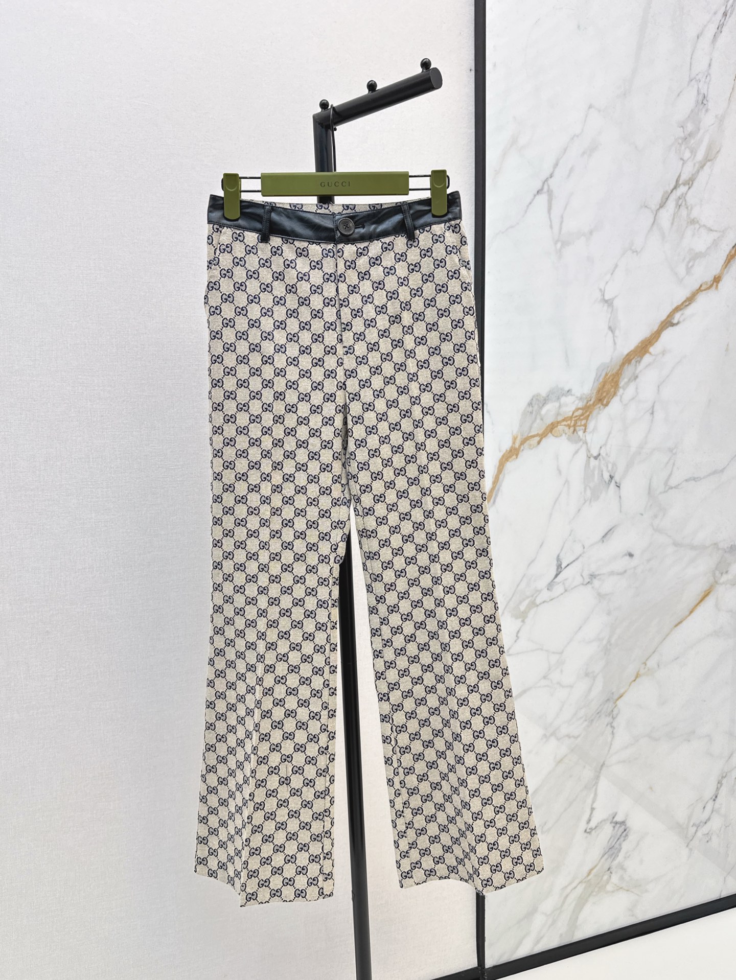 NO:318491,Jacket trousers Gu 25Ss————The latest limited edition hot series of spring and summer styles, double G presbyopia jacquard lapel mid-length jacket jacket   logo jacquard straight pants, waist and neckline splicing Pu leather design, three-dimensional style decoration creates perfect proportion, eye-catching and advanced style, retro and high-end style, fashionable and exquisite must-enter aura, full-length item, handsome and cool upper body, one color separate development, spot-on sml,, jackets & coats, jackets & coats, alexander wang19860909外套长裤Gu 25Ss————春夏最新款限量火爆系列复古套装双G老花提花翻领中长款夹克外套  logo提花直筒裤 腰间和领口拼接Pu皮革设计 立体版型饰塑造完美的比例 吸睛又高级 版型复古高级风 时髦精必入气场全开单品 上身帅气又拉风 一色分开发 现货发售sml,,jackets & coats,jackets & coats,alexander wang,Women's clothing