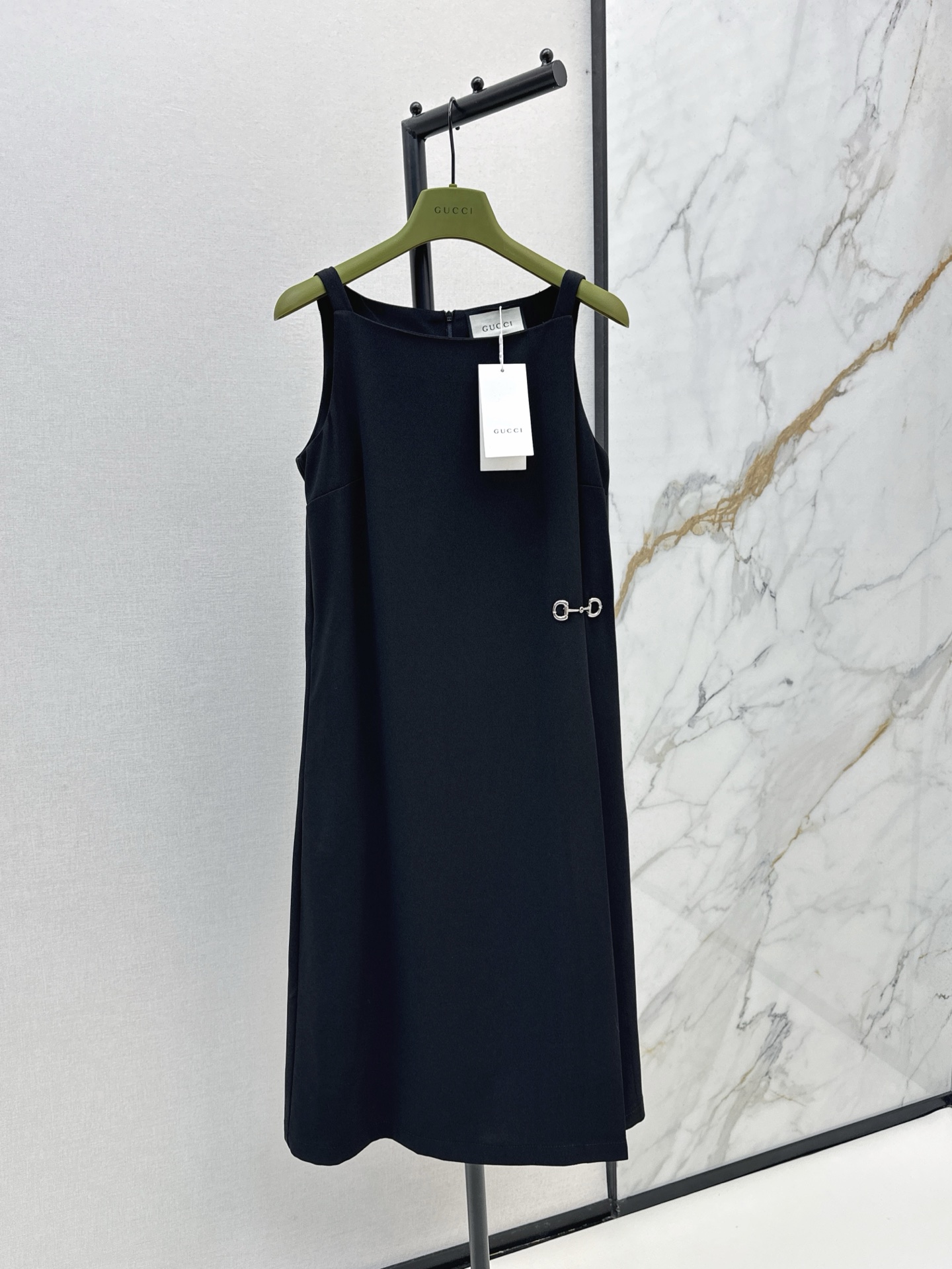 NO:318488,Gu 25Ss————The latest GG interlocking decorative suspender dress in spring and summer. Atmospheric and elegant. Simple basic suspender straight-tube style. Double G interlocking decorative design is more unique. Simple and advanced. The upper body looks slim and temperament. The clean and cold elegance is immediately perfect. The style is cut in place. SML is available in stock,, skirts, alexander wang19860909Gu 25Ss————春夏最新款GG互扣装饰吊带连衣裙 大气又优雅 简单基础吊带直筒版型 双G互扣装饰设计更加独特 简单又高级 上身显瘦又显气质 干净清冷的优雅感立刻完美拿捏 版型剪裁到位 一色现货发售sml,,skirts,alexander wang,Women's clothing