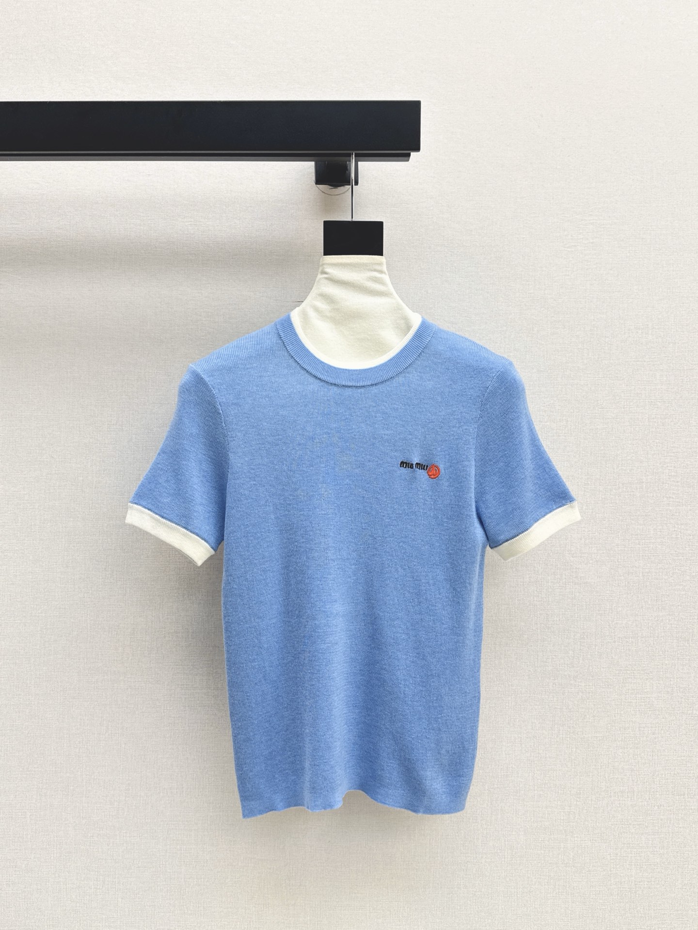 NO:318511,Miu 25Ss——The latest spring and summer style, fresh and age-reducing style, two-piece knitted short-sleeved sleeves are simple and layered. ~~ It’s not a choice for occasions that rely entirely on outfits to create a self-styled item!  I love knitted models that are refreshing and breathable in summer, and don’t worry about the wrinkles that all cotton will have. It’s so beautiful that there is no burden!  Four colors spot sale sml, miumiu, T-shirt, alexander wang19860909Miu 25Ss———春夏最新款清新减龄风假两件针织短袖简约有层次 ～～不挑场合完全靠穿搭成就自我风格的单品！最爱针织款夏天穿清爽透气的同时也不必担心全棉会有的褶皱感 美的没负担！四色现货发售sml,,miumiu,T-shirt,alexander wang,Women's clothing