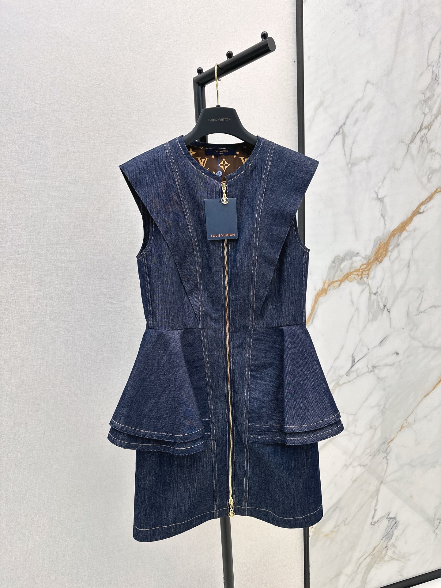NO:318505,Jacket Dress L Home 25Ss————The latest denim ruffled series of spring and summer ruffled motorcycle jacket   sleeveless denim dress Custom dark blue denim fabric Premium lining inside Low-key luxury and high-end Layered ruffled zipper decoration versatile and not picky on people's upper body to make people look slim and sweet and salty casual style Original custom hardware accessories One-color spot on sale sml, louis vuitton, skirts, jackets & coats, alexander wang19860909外套连衣裙L家 25Ss————春夏最新款牛仔荷叶边系列 荷叶边机车外套 无袖牛仔连衣裙 定制深蓝牛仔面料 里面老花内衬 低调奢华又高级 层叠荷叶边拉链装饰百搭不挑人上身巨显瘦 可甜可盐的休闲风 原版定制五金配件 一色现货发售sml,,louis vuitton,skirts,jackets & coats,alexander wang,Women's clothing