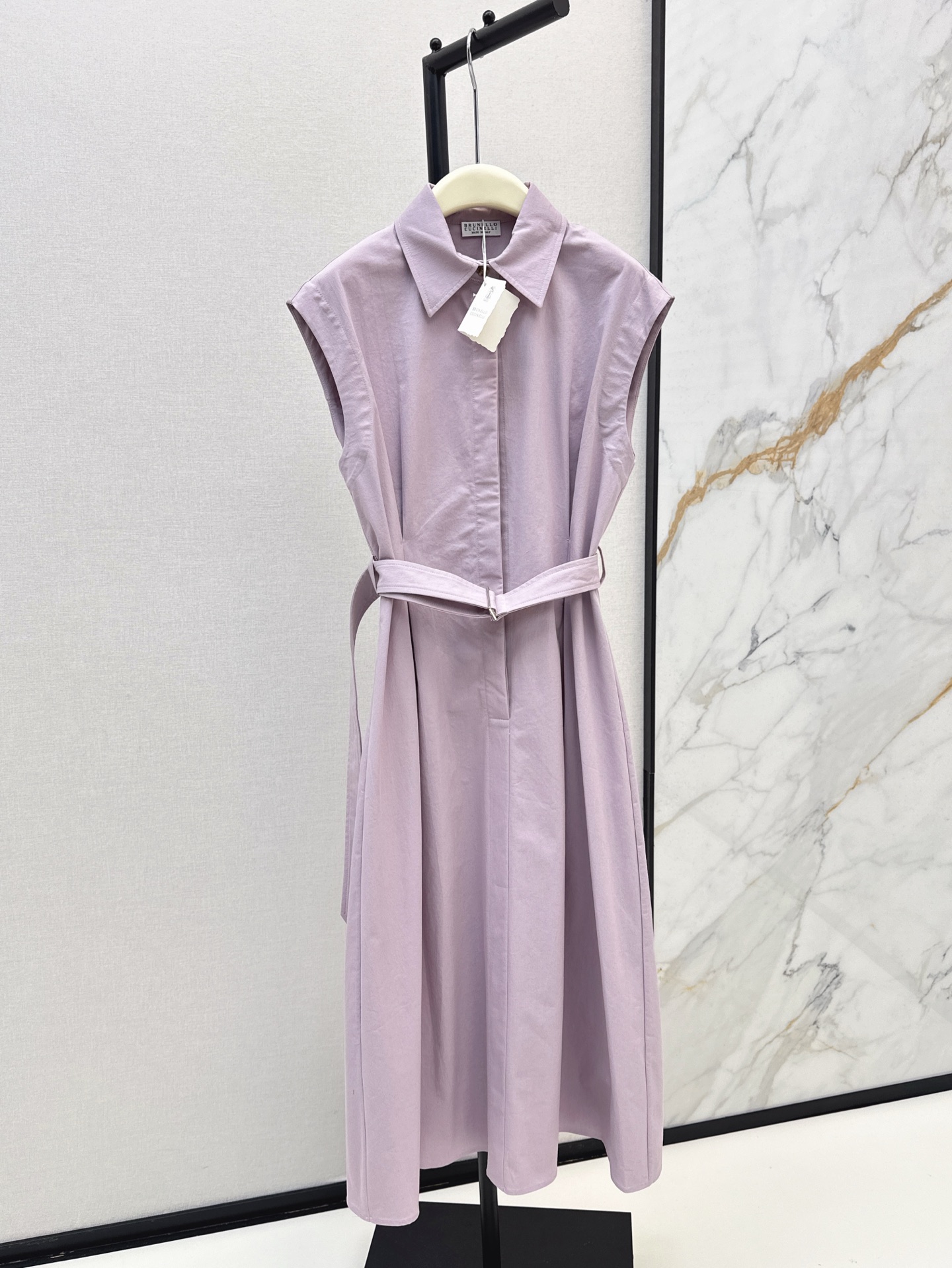 NO:318496,BC 25Ss————The latest super white lavender purple lapel shirt dress in spring and summer. Feifei sleeve straight-tube style. The classic lapel design is versatile and not picky. Half-breasted embellishment. The waistband belt creates a waist-hugging outline. It improves the waistline and makes the upper body look elegant and elegant. It looks slim and pure. The party venue is absolutely amazing. This is enough for daily shopping and date. It is now available for sale in sml, skirts, shirts, alexander wang.19860909BC 25Ss————春夏最新款超显白薰衣草紫色翻领衬衫式连衣裙 飞飞袖直筒版型 经典的翻领设计百搭不挑人 半排扣点缀 腰间本布腰带打造收腰轮廓 提高腰线超显大长腿 上身优雅又显气质 减龄又显瘦 又纯又仙 聚会场合绝对惊艳 日常逛街约会这一条就足够了 一色现发售sml,,skirts,shirts,alexander wang,Women's clothing