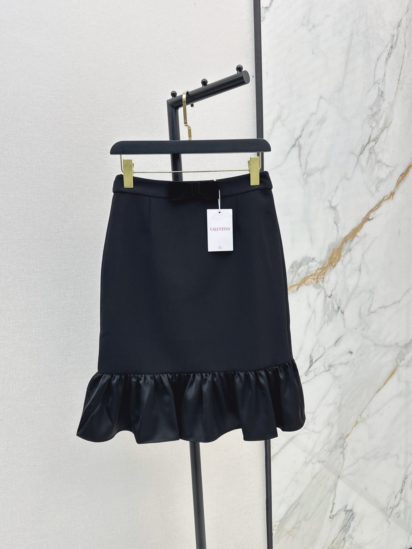 NO:318493,VLTN 25Ss————The latest spring and summer ruffled fishtail skirt. Classic and elegant. Neat A-shaped cut style. It is super inclusive and slim and slim. The ruffled fishtail skirt is very eye-catching. The upper body is elegant and high-end temperament. It looks good with T-shirts and shirts. It is available in stock. SML, skirts, shirts, tees, t-shirt, alexander wang19860909VLTN 25Ss————春夏最新款荷叶边鱼尾半裙 经典优雅 利落的A字剪裁版型 对身材超级有包容性非常显瘦修身 荷叶边鱼尾裙摆 非常抢眼 上身优雅高级的气质 搭配T恤衬衫都好看 一色现货发售sml,,skirts,shirts,tees，t-shirt,alexander wang,Women's clothing