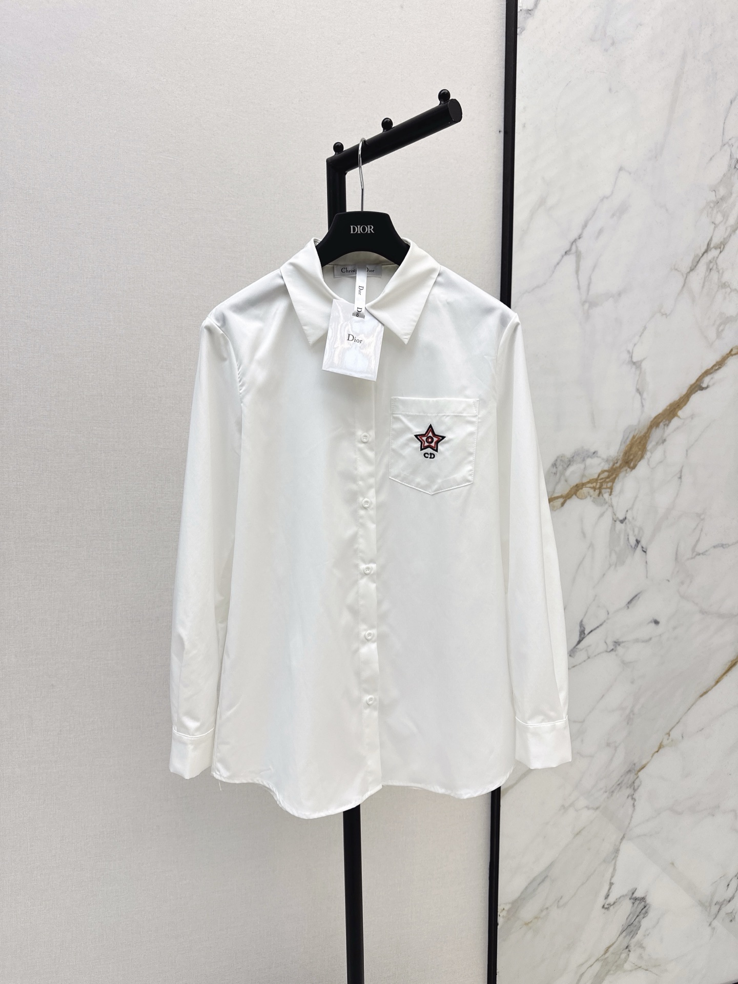 NO:318487,CD 25Ss————The latest five-pointed star embroidered shirt in spring and summer custom poplin cotton material, comfortable and delicate texture, lapel front shoulder loose shirt tailoring, highlighting the brand style, the upper body is full of lazy British atmosphere, with casual skirts or pants, exquisite moments, basic shirts that can be used for daily commuting and vacations, two colors are available for sale in stock,, skirts, shirts, alexander wang19860909CD 25Ss————春夏最新款五角星刺绣装衬衫定制府绸棉材质 质感舒适细腻 翻领正肩宽松衬衣剪裁 彰显品牌格调 上身充满慵懒英伦气息 配合随意半裙或裤子 精致度瞬间 日常通勤度假都可驾驭的基础衬衫 两色现货发售sml,,skirts,shirts,alexander wang,Women's clothing