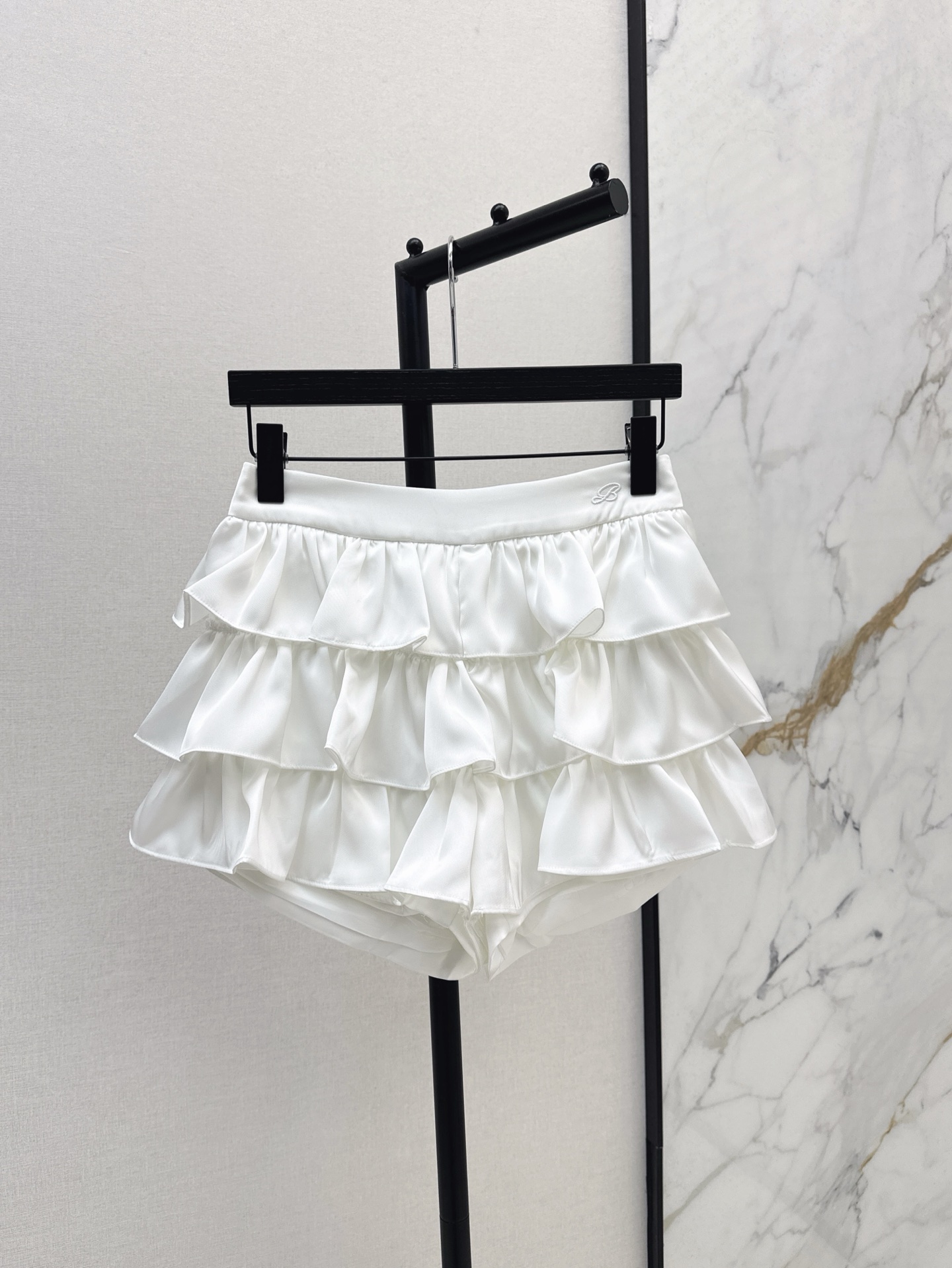 NO:318486,Exclusive style of vest skirt~ Fashionable niche design 25Ss————The latest spring and summer spliced ​​lace vest   sweetheart ballet girl’s skirt Layer cake skirt design Exquisite lace details and soft lines Fashionable but not sweet style No sense of restraint, not picky about people wearing Ultra-short design easily shows long legs The lining is shorts that prevent exposure The upper body looks light and energetic. Two-color distribution is developed. SML, skirts, shorts, alexander wang19860909背心半裙独家款～ 时髦小众设计 25Ss————春夏最新款拼接蕾丝背心 甜心芭蕾少女半裙 层叠蛋糕裙摆设计 精致的花边细节和柔美的线条 时髦又不是甜美的风格 没有束缚感 不挑人穿 超短设计轻松显长腿 内衬是短裤防走光 上身看起来轻盈又活力 两色分开发 现货发售sml,,skirts,shorts,alexander wang,Women's clothing