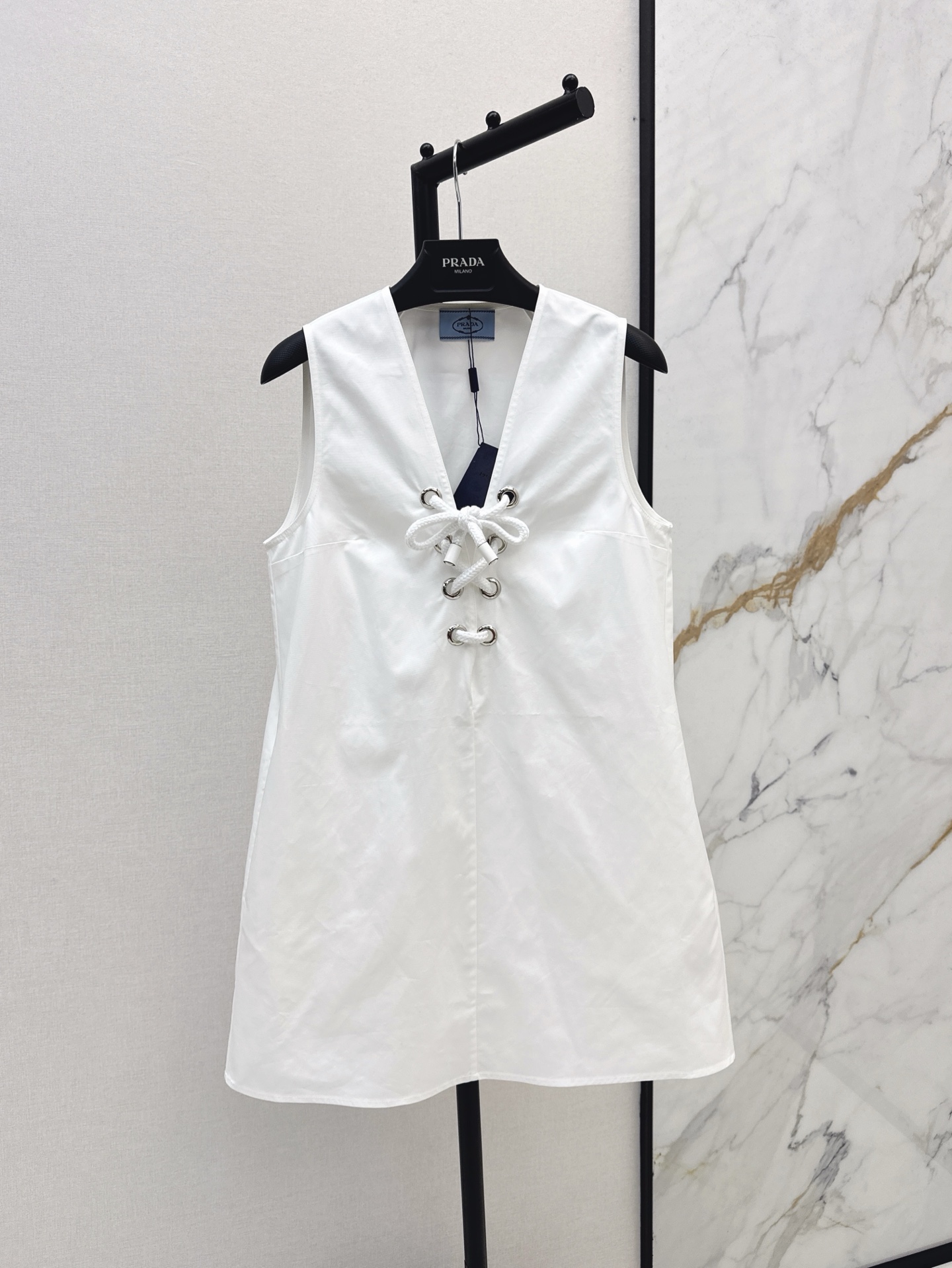 NO:318484,PD 25Ss————The latest fresh white skirt in spring and summer is amazing. The classic A-style sleeveless design is refreshing and slimming. The hemp rope strap on the chest is the finishing touch. It instantly enhances the sense of high-end. It is OK to wear single-fitting and not picky about style. It is available in stock. SML, skirts, alexander wang19860909PD 25Ss————春夏最新款清新小白裙绝了 经典小A版型无袖设计清爽又显瘦 胸口的麻绳绑带简直是点睛之笔 瞬间提升高级感 单穿叠搭都OK 百搭不挑风格 一色现货发售sml,,skirts,alexander wang,Women's clothing