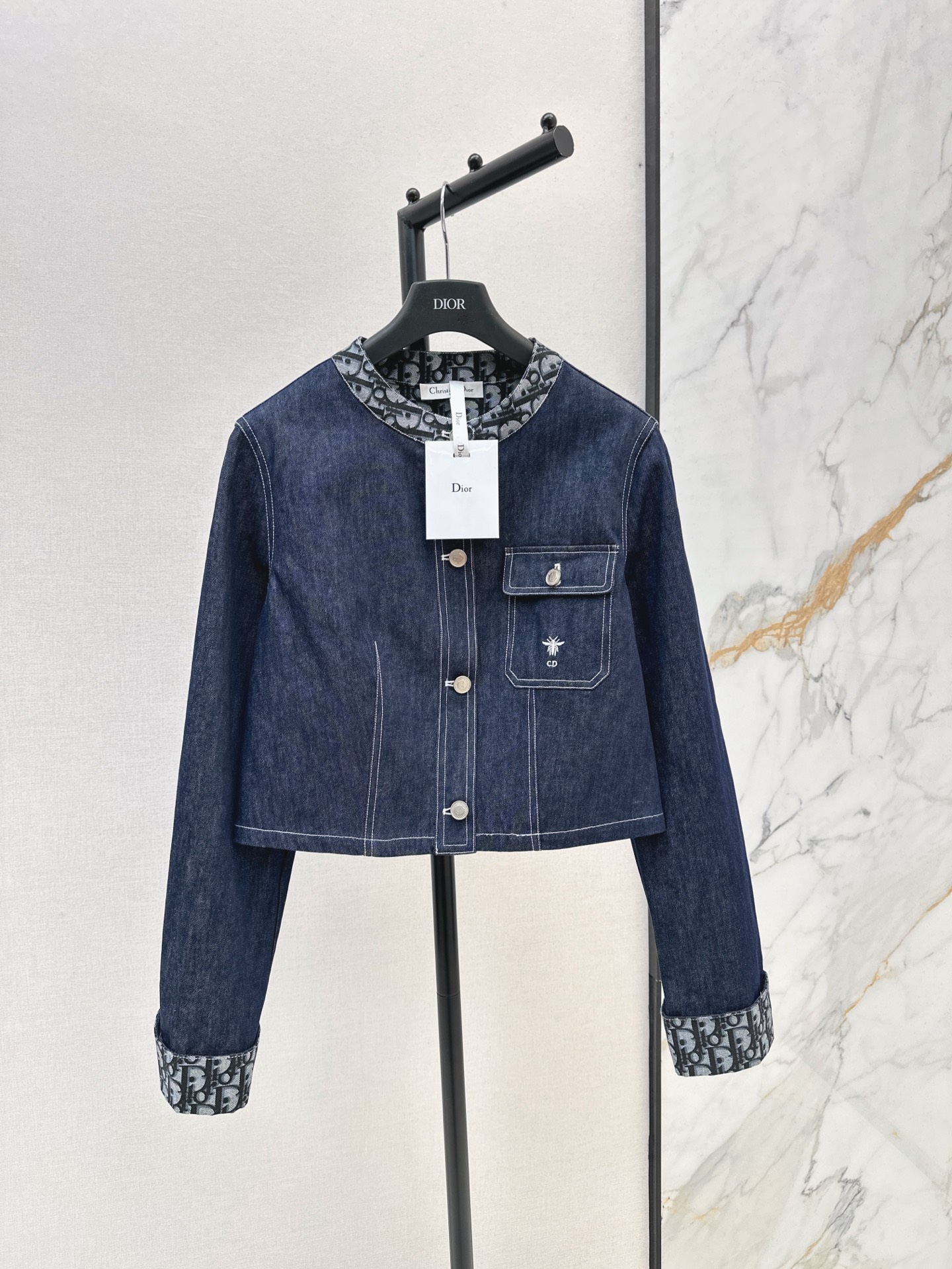 NO:318478,CD 25Ss—————The latest spring and summer printed pocket denim jacket custom denim material. Comfortable dressing, good breathability, multiple enzyme washing, old retro denim blue, round neck denim jacket style, neckline cuffs embellished with printed letters, casual and free style, straight short cut, contour lines to modify body shape, fashionable and fashionable outfit, one-color spot sml,, jackets & coats,alexander wang19860909CD 25Ss————春夏最新款印花口袋牛仔外套定制牛仔材质 穿搭舒适 透气性好 多重酵素水洗 呈现做旧复古牛仔蓝 圆领牛仔外套版型 领口袖口以印花字母点缀 随性自由的穿搭风格 直筒短款剪裁 轮廓线修饰体型 穿搭洋气时髦 一色现货发售sml,,jackets & coats,alexander wang,Women's clothing