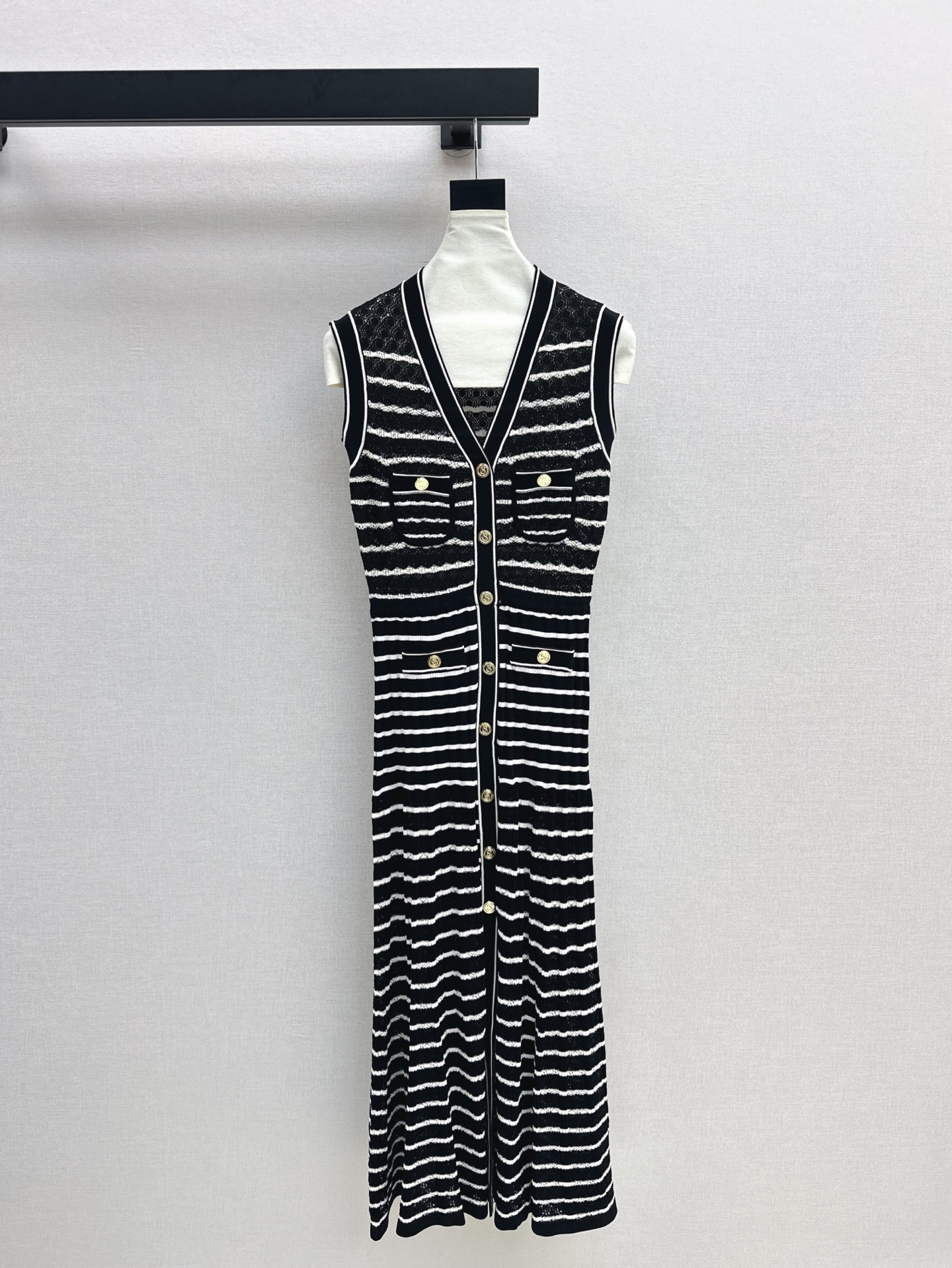 NO:318476,Cardigan dresses are single style Bal 25Ss———————The latest knitted suit short cardigan   long sleeveless dress. The upper body looks super good. Customized metal buttons. One outfit is not easy to make mistakes. The upper body is not picky. You can also wear them separately. Two colors are developed separately. SML is available in stock,, skirts, alexander wang.19860909开衫连衣裙爆单款 Bal 25Ss—————早秋最新款针织套装短款开衫 长款无袖连衣裙 上身超级好看 定制金属扣 一套穿搭不易出错 上身不挑上 平时也可分开穿搭 两色分开发 现货发售sml,,skirts,alexander wang,Women's clothing