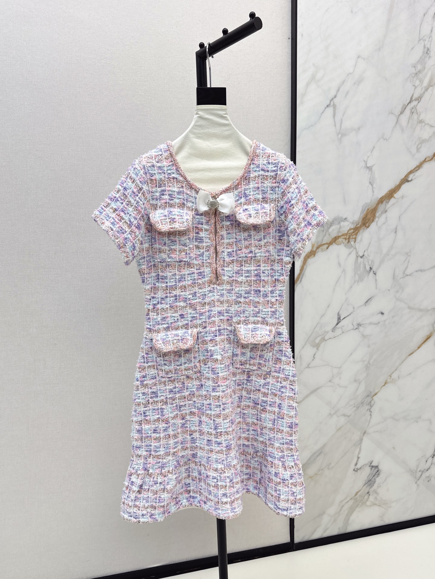 NO:318474,The temperament of the celebrity C home 25Ss————The latest spring and summer bow-decorated knitted dress, slim-fitting lady skirt, there are some irregular plaid patterns on the fabric, with pink details, it is really super gentle, can be worn in formal occasions or daily life, pink and glutinous age-reducing feeling, yarn is fully dyed, two colors are available for sale in stock, chanel, skirts, alexander wang19860909名媛气质 C家 25Ss————春夏最新款蝴蝶结装饰针织连衣裙 修身款淑女裙子 面料上有一些不规则格纹图案 配上粉色细节 真的超温柔 正式场合或者日常都可以穿 粉糯糯的减龄感 纱线全定染 两色现货发售sml,,chanel,skirts,alexander wang,Women's clothing