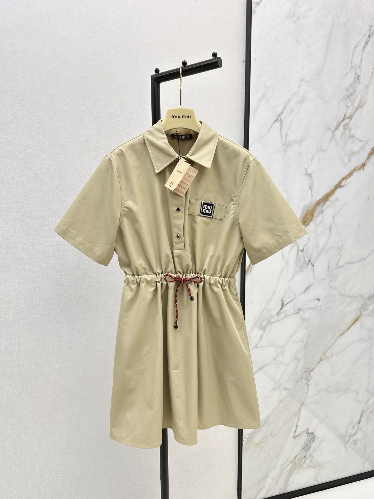 NO:318472,Miu 25Ss————The latest drawstring waist-hugging dress in spring and summer. The color matching is super good, it looks energetic and young. It doesn’t pick on the figure. The small one is also at ease. Two colors are available for sale in stock. Miumiu, skirts, alexander wang19860909Miu 25Ss————春夏最新款抽绳收腰设计连衣裙 配色超好看 很显活力和年轻感 不挑身材 小个子也放心入哈 两色现货发售sml,,miumiu,skirts,alexander wang,Women's clothing