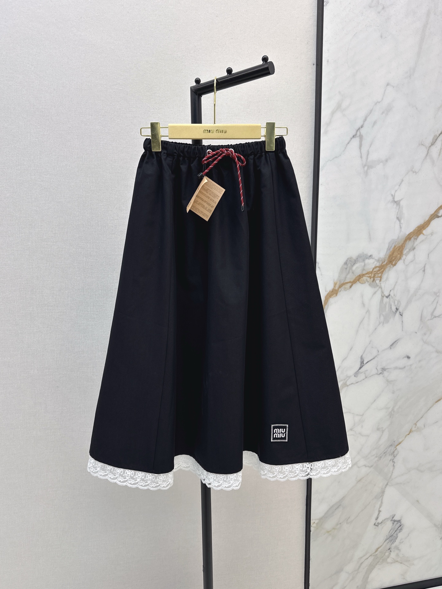 NO:318470,Miu 25Ss————The latest drawstring waist design in spring and summer umbrella skirt color matching is super good, it looks energetic and young, not picky about the figure, small people can also feel at ease, three colors are available in stock, sml, miumiu, skirts, alexander wang19860909Miu 25Ss————春夏最新款抽绳收腰设计伞状半裙配色超好看 很显活力和年轻感 不挑身材 小个子也放心入哈 三色现货发售sml,,miumiu,skirts,alexander wang,Women's clothing