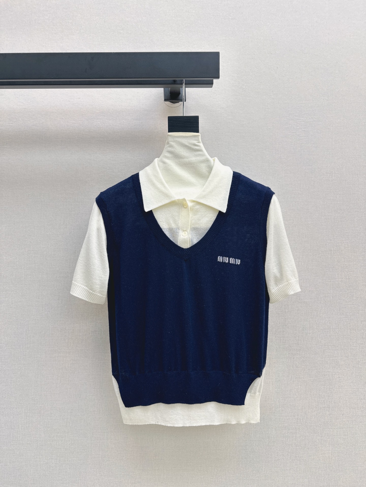 NO:318468,Miu 25Ss——The latest spring and summer style, fresh and age-reducing style, two-piece knitted short-sleeved sleeves are simple and layered. ~~ It’s not a choice for occasions that rely entirely on outfits to create a self-styled item!  I love knitted models that are refreshing and breathable in summer, and don’t worry about the wrinkles that all cotton will have. It’s so beautiful that there is no burden!  Two colors spot sale sml, miumiu, T-shirt, alexander wang19860909Miu 25Ss———春夏最新款清新减龄风假两件针织短袖简约有层次 ～～不挑场合完全靠穿搭成就自我风格的单品！最爱针织款夏天穿清爽透气的同时也不必担心全棉会有的褶皱感 美的没负担！两色现货发售sml,,miumiu,T-shirt,alexander wang,Women's clothing