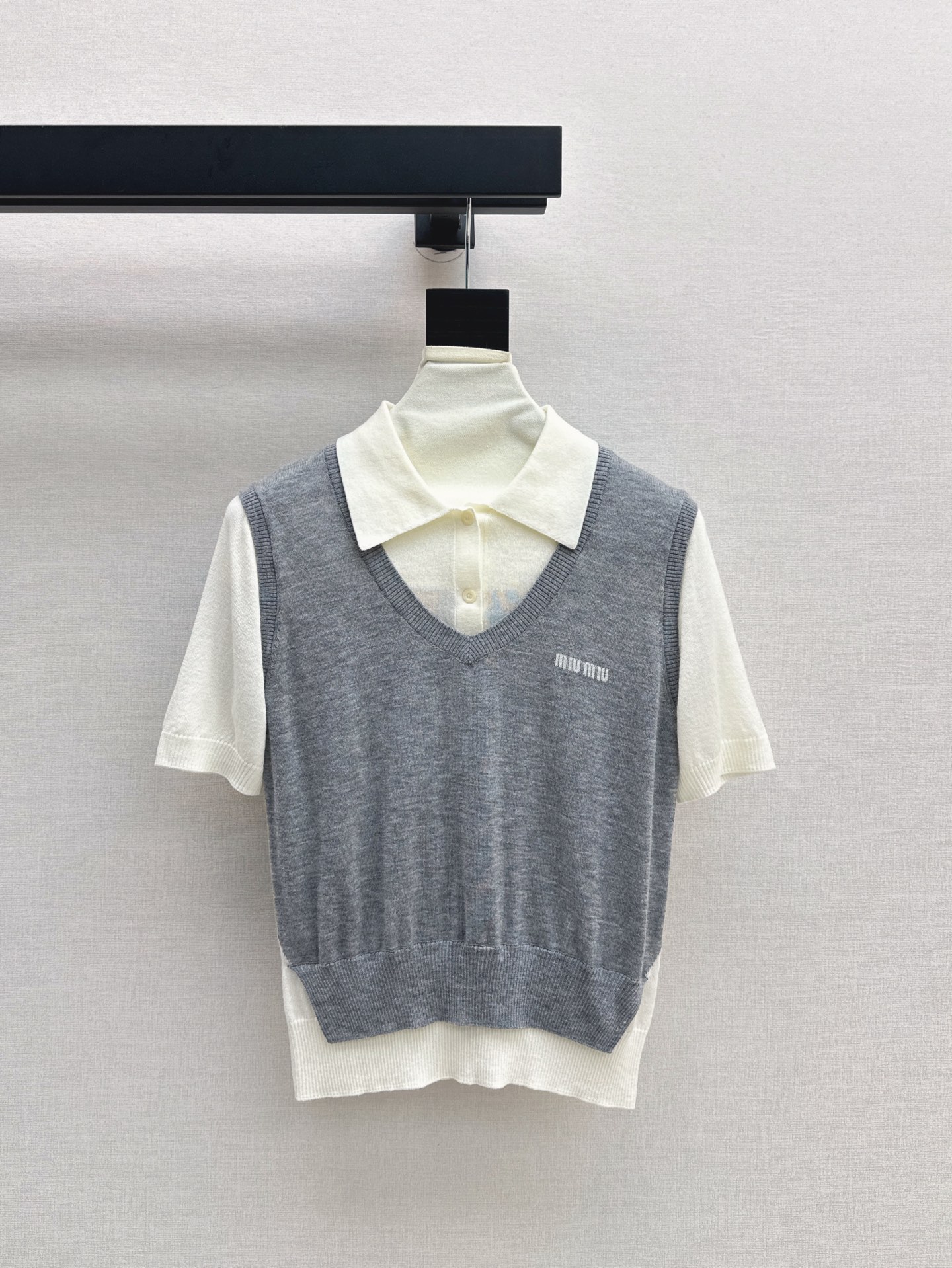 NO:318485,Miu 25Ss——The latest spring and summer style, fresh and age-reducing style, two-piece knitted short-sleeved sleeves are simple and layered. ~~ It’s not a choice for occasions that rely entirely on outfits to create a self-styled item!  I love knitted models that are refreshing and breathable in summer, and don’t worry about the wrinkles that all cotton will have. It’s so beautiful that there is no burden!  Two colors spot sale sml, miumiu, T-shirt, alexander wang19860909Miu 25Ss———春夏最新款清新减龄风假两件针织短袖简约有层次 ～～不挑场合完全靠穿搭成就自我风格的单品！最爱针织款夏天穿清爽透气的同时也不必担心全棉会有的褶皱感 美的没负担！两色现货发售sml,,miumiu,T-shirt,alexander wang,Women's clothing