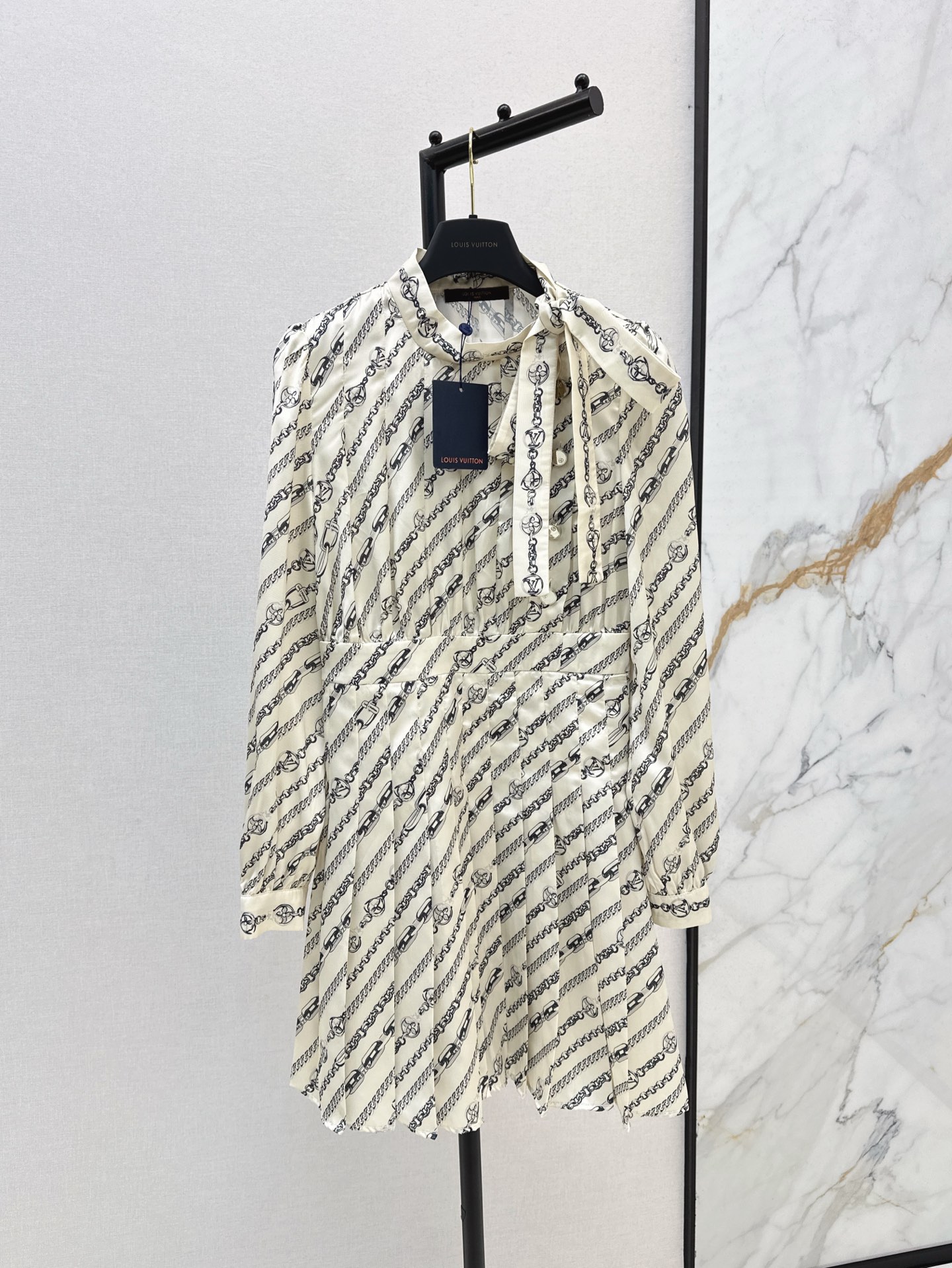 NO:318483,L family 25Ss———The latest fairy-looking chain printed dress in spring and summer. The palace style side streamer bow tie is extremely age-reducing. The pleated craftsmanship is classic waist-hugging style. The two sides are slit. The elegant and fashionable and high-end tone. The three-dimensional style is versatile and not picky. The fresh and sweet temperament style. The essential artifact of white and rich beauty. One-color spot sale sml,,louis vuitton, skirts,alexander wang19860909L家 25Ss———春夏最新款神仙颜值链条印花连衣裙 宫廷风侧飘带领结上身减龄绝绝子 褶皱工艺经典收腰版型 两侧开叉设计 优雅时髦又高级的调调 立体裁版型百搭不挑人 清新甜美气质风 白富美必备神器 一色现货发售sml,,louis vuitton,skirts,alexander wang,Women's clothing