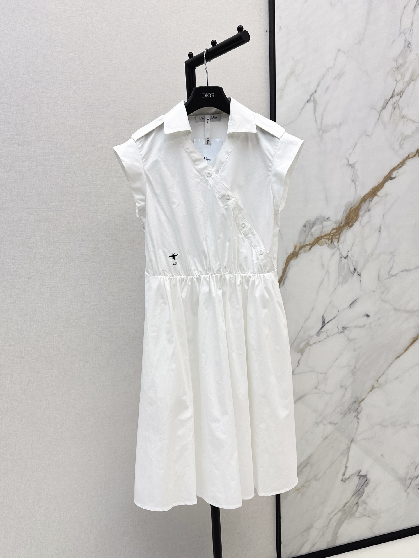 NO:318475,CD 25Ss————The latest spring and summer overlapping diagonal neck short-sleeved shirt skirt custom poplin cotton fabric, comfortable and delicate texture, lapel short-sleeved shirt dress style, neat and slim fit, the front closure is highlighted by the diagonal neck overlapping method, full design sense, matched with medium length and three-dimensional cut, effectively outline the curve and make it look slimmer, embroidered CD bee logo decoration on one side, the upper body is full of exquisite and intelligent atmosphere, two colors are on sale in stock, sml, skirts, shirts, T-shirts, alexander wang19860909CD 25Ss————春夏最新款交叠斜领短袖衬衫裙定制府绸棉面料 质感舒适细腻 翻领短袖衬衫连衣裙版型 裁剪利落修身 前襟以斜领交叠方式为亮点 设计感十足 搭配适中长度和立体裁剪 有效勾勒曲线更显苗条 单侧增加刺绣CD蜜蜂标志装饰 上身充满精致高智气息 两色现货发售sml,,skirts,shirts,T-shirt,alexander wang,Women's clothing