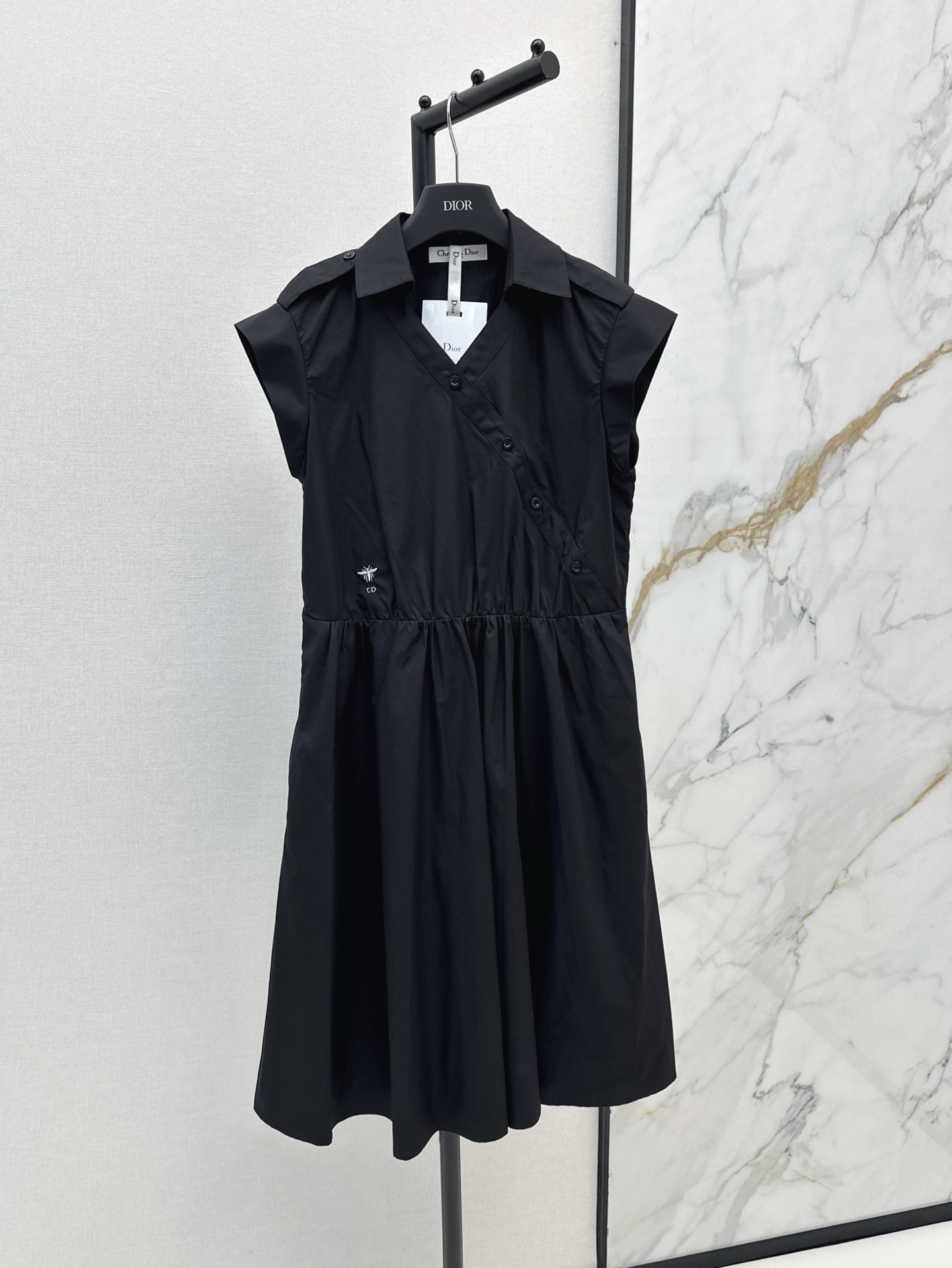 NO:318473,CD 25Ss————The latest spring and summer overlapping diagonal neck short-sleeved shirt skirt custom poplin cotton fabric, comfortable and delicate texture, lapel short-sleeved shirt dress style, neat and slim fit, the front closure is highlighted by the diagonal neck overlapping method, full design sense, matched with medium length and three-dimensional cut, effectively outline the curve and make it look slimmer, embroidered CD bee logo decoration on one side, the upper body is full of exquisite and intelligent atmosphere, two colors are on sale in stock, sml, skirts, shirts, T-shirts, alexander wang19860909CD 25Ss————春夏最新款交叠斜领短袖衬衫裙定制府绸棉面料 质感舒适细腻 翻领短袖衬衫连衣裙版型 裁剪利落修身 前襟以斜领交叠方式为亮点 设计感十足 搭配适中长度和立体裁剪 有效勾勒曲线更显苗条 单侧增加刺绣CD蜜蜂标志装饰 上身充满精致高智气息 两色现货发售sml,,skirts,shirts,T-shirt,alexander wang,Women's clothing