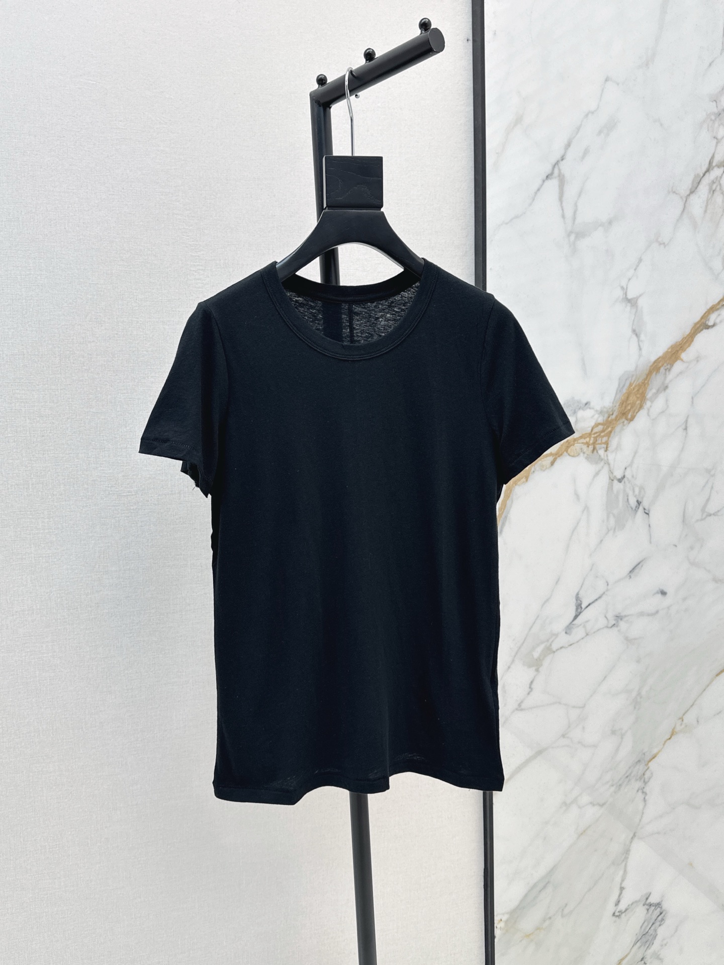 NO:318471,Fashionable niche design 25Ss————The latest classic round neck short-sleeved T-shirt in spring and summer. Soft and glutinous bamboo-neck cotton fabric is more durable and soft and comfortable. The upper body is slim and slim. It is versatile and easy to wear. Fresh and simple outfits are really loved. I need it very much. Two colors are available for sale in stock. T-shirt, tees, t-shirt, alexander wang19860909时髦小众设计 25Ss————春夏最新款经典圆领短袖T恤 软糯竹节棉面料更经久耐穿 柔软舒适 版型上身修身显瘦 百搭大气又好穿 清新简约的穿搭真的很爱 日常穿搭太需要了 两色现货发售sml,,T-shirt,tees，t-shirt,alexander wang,Women's clothing