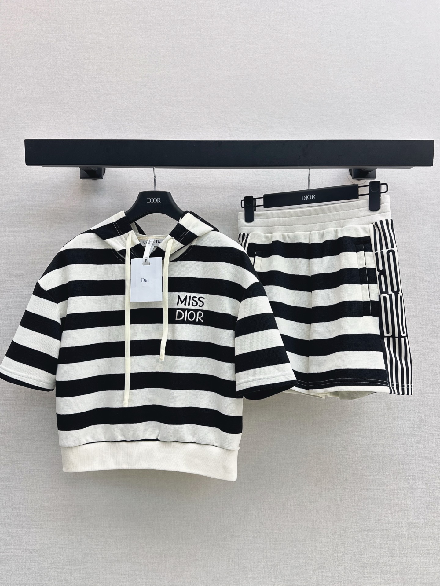NO:318467,CD 25Ss————The latest casual striped suit for spring and summer striped hooded sweatshirt   shorts Custom twill sweatshirt fabric breathable and comfortable black and white intertwined. The words Miss Dior highlight the brand's style and the details of the letter webbing are echoed easily. The complete sets show the relaxed temperament of the holidays. One set is released in stock. SML, dior, hoodie, sweatshirts, shorts, hats, alexander wang19860909CD 25Ss————春夏最新款休闲条纹套装条纹连帽卫衣 短裤 定制斜纹卫衣面料透气舒适 黑白两色交织 Miss Dior字样彰显品牌格调侧面以字母织带细节设计呼应 轻松成为视觉焦点 成套搭配更显度假松弛气质 一套出 一色现货发售sml,,dior,hoodie,sweatshirts,shorts,hats,alexander wang,Women's clothing