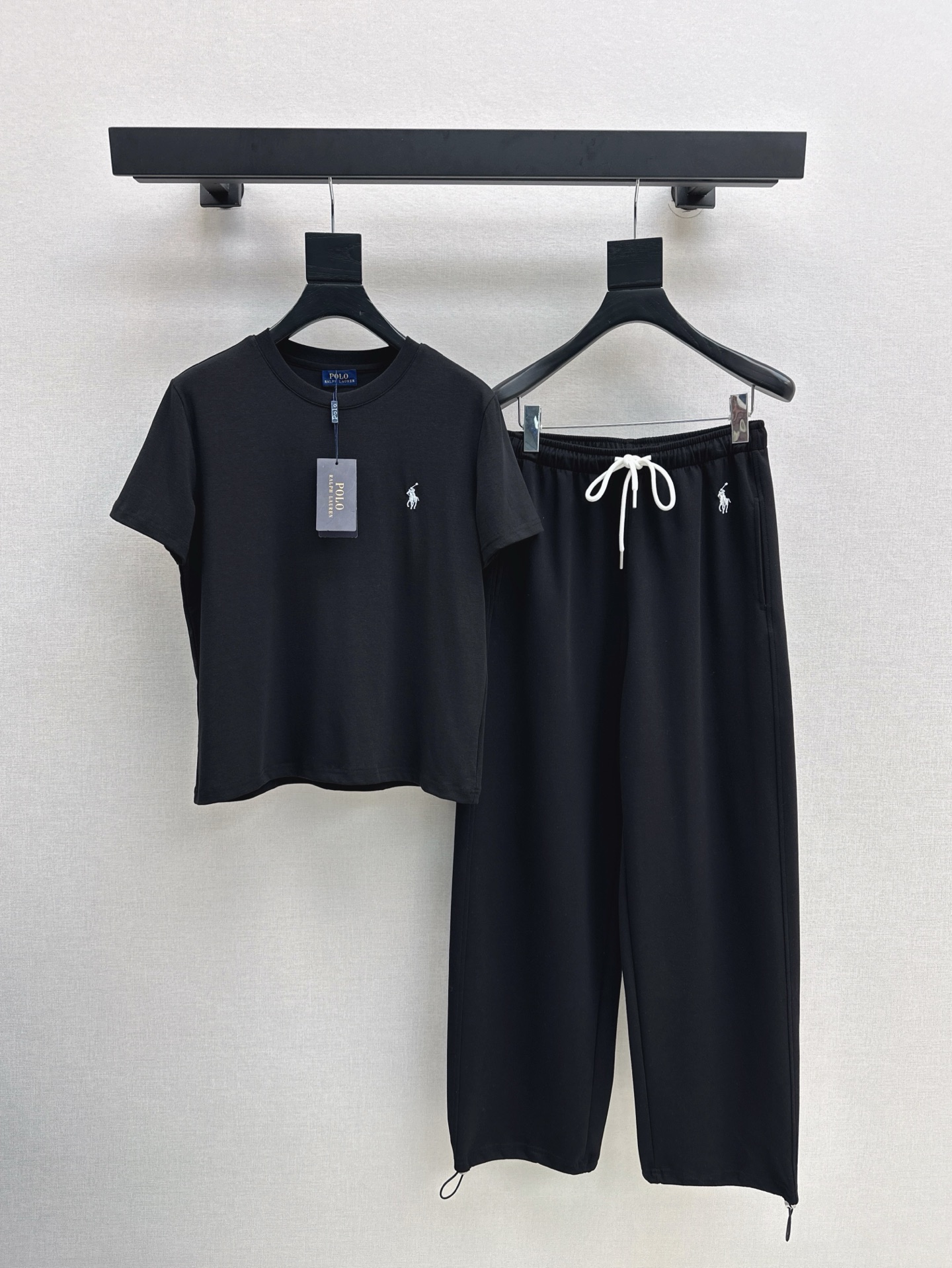 NO:318466,Fashionable and casual recommendation RL 25Ss———The latest classic embroidery decoration set in spring and summer. A fashionable combination for lazy people. Round neck short-sleeved T-shirt   elastic trousers. It is very necessary to go out on the street. It is very easy to wear. A must-have for sports and leisure. You can wear it alone or a set of combinations. One set is available for sale in two colors. T-shirt, tees, t-shirt, alexander wang.19860909时髦休闲推荐 RL 25Ss———春夏最新款经典刺绣装饰套装 懒人一套时髦搭配 圆领短袖T恤 松紧卫裤 日常出街太需要了 非常好穿 运动休闲必备 可以单穿或者一套搭配都好看 一套出 两色现货发售sml,,T-shirt,tees，t-shirt,alexander wang,Women's clothing