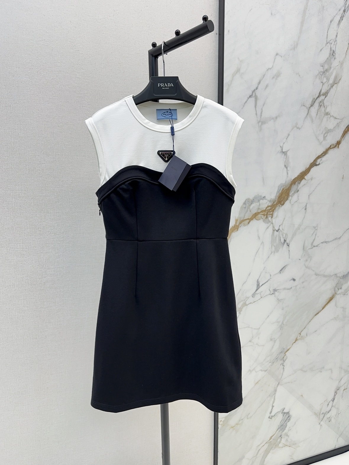 NO:318463,PD 25Ss———The latest spring and summer contrasting splicing dress. Classic black and white contrasting splicing. Triangular logo was added to the chest. Iconic design. Fashionable and stylish with a little sporty style. Straight-tube style. Very easy to wear. One-color spot-on sml, skirts, alexander wang.19860909PD 25Ss———春夏最新款撞色拼接连衣裙 经典黑白撞色拼接 胸前加入了三角标 标志性的设计感 时髦有型带一点运动风 直筒版型 藏肉非常好穿 一色现货发售sml,,skirts,alexander wang,Women's clothing