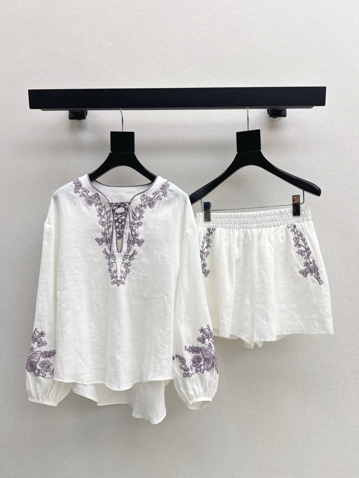 NO:318460,Old Qianfeng high-end commuting Ch～E 25Ss———The latest spring and summer heavy embroidered linen suit retro top   elastic waist shorts. It uses high-quality pure linen fabric. It has a very good texture. It is very high-end. It is a perfect old Qianfeng style. It can be used for daily parties or commuting. It is lazy and casual and has a vacation feel. Heavy embroidered decoration on collar and cuffs. It has a strong styling. One set. Two colors are available for sale in stock. SML, shorts, alexander wang.19860909老钱风高阶通勤 Ch～E 25Ss————春夏最新款重磅绣花亚麻套装复古上衣 松紧腰短裤 采用了高克重的纯亚麻面料 质感超好 非常高级 妥妥的老钱风 日常聚会或者通勤都可以 慵懒休闲又有度假感 领子及袖口重磅绣花装饰 很强的造型感 一套出 两色现货发售sml,,shorts,alexander wang,Women's clothing