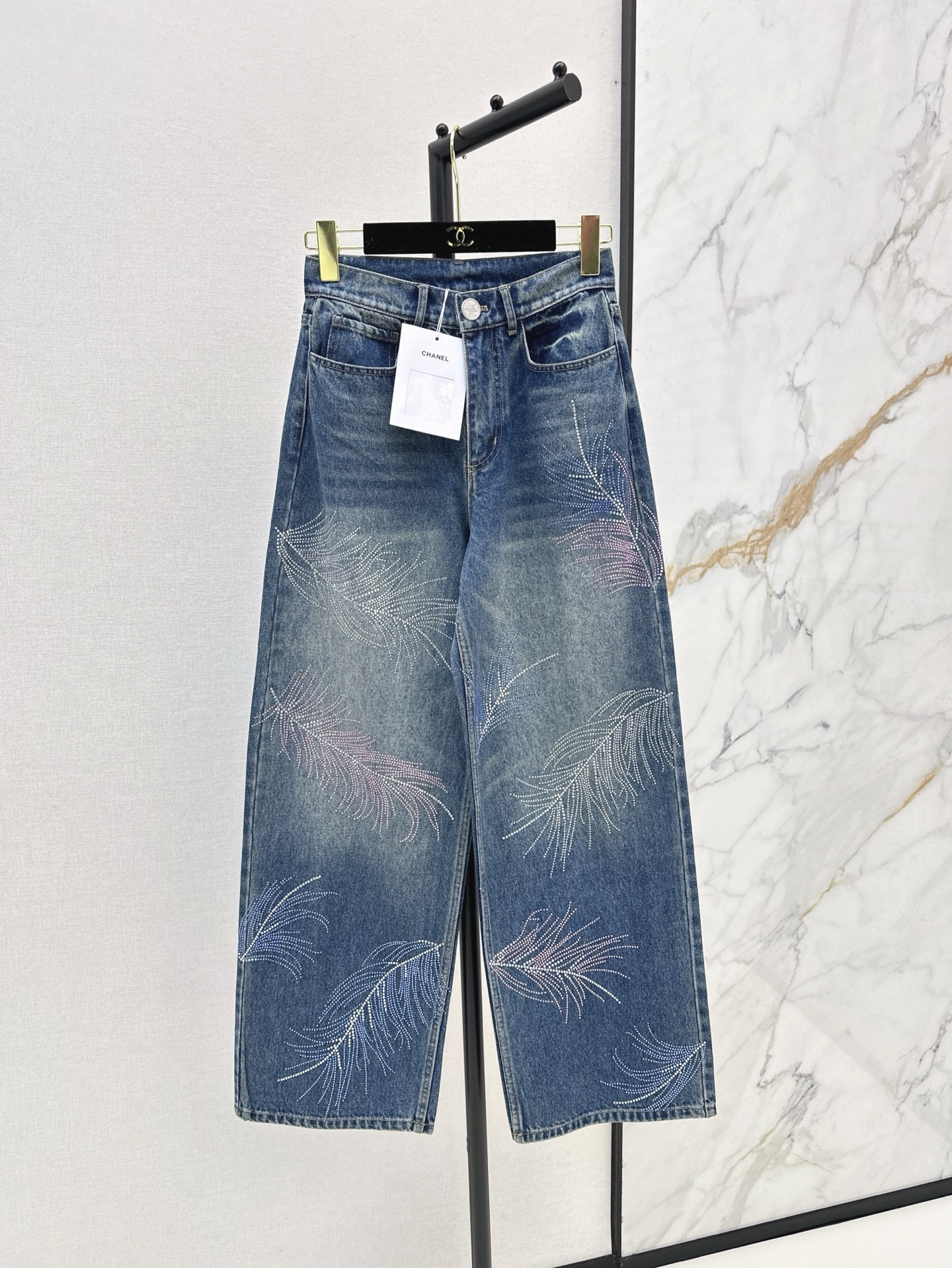 NO:318457,C home 25Ss————The latest heavy-duty feather ironing jeans in spring and summer. The straight-fitting style is so easy to wear. The positioning and ironing color feather pattern design is really so good. The retro and old washing water blue color is very good. The classic straight-fitting pants that are must-have every year make you look slim with big upper body. Mom has long legs. Casual and fashionable handsome items. One-color spot-on sml, chanel, jeans, alexander wang19860909C家 25Ss————春夏最新款重工款羽毛烫钻牛仔裤 直筒版型真是太好穿了 定位烫钻彩色羽毛图案设计真的太好看了 复古做旧洗水蓝颜色非常好看 每年必出的经典直筒裤上身巨显瘦 妈生大长腿 休闲时髦的帅气单品 一色现货发售sml,,chanel,jeans,alexander wang,Women's clothing