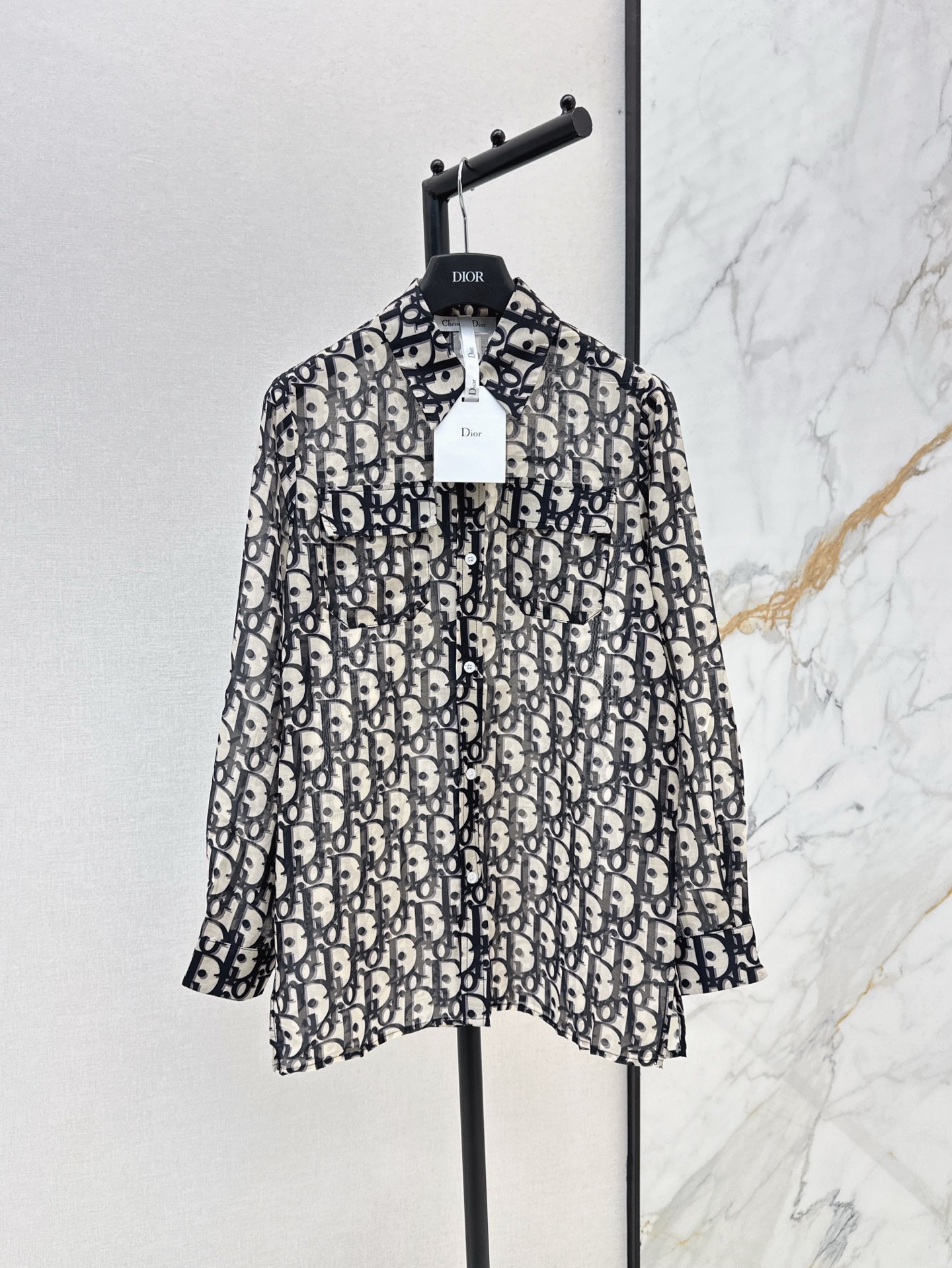 NO:318451,Must-have for personal use, ordering series CD 25Ss———Continuously replenished style classic presbyopia pattern loose ice silk sunscreen shirt. Very recommended!  !  The presbyopia is very eye-catching, fashionable and fashionable. It is a silhouette BF style. The fabric is very light and has a slightly transparent effect. It comes with a small sexy. It is really great to wear various clothes as sunscreen shirts. SML is on sale in stock, Shirts, Alexander wang19860909人手必备款 排单系列 CD 25Ss———持续补单款经典老花图案宽松冰丝防晒衬衫 很推荐！！老花图案很吸睛 洋气又带时髦感 是廓形的BF风版型 面料很轻薄 带有微透的效果 自带小性感 叠穿各种衣服当防晒衬衫真的太赞了 现货发售sml,,shirts,alexander wang,Women's clothing