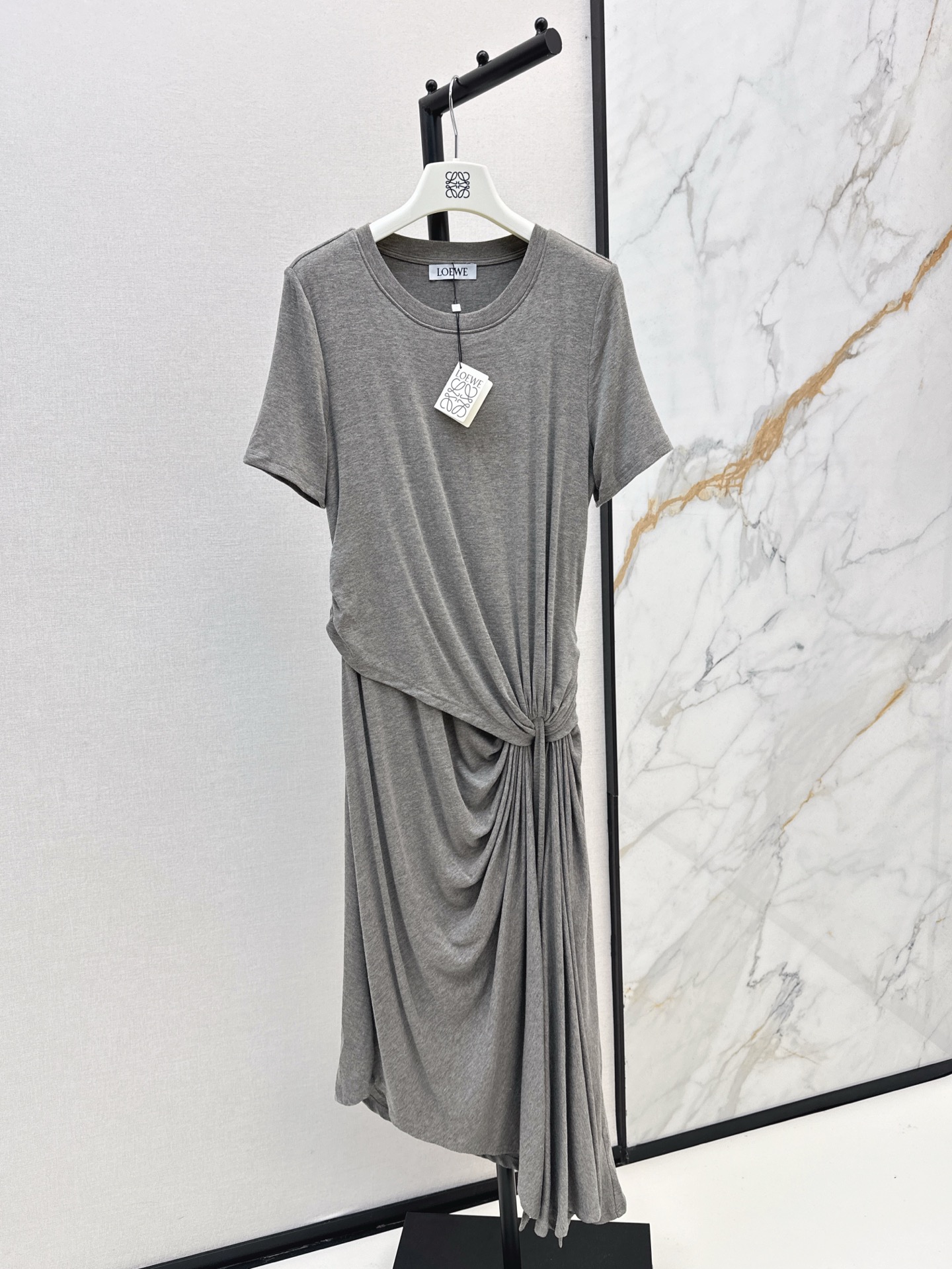 NO:318445,Loe 25Ss————The latest asymmetric knotted short-sleeved dress in spring and summer. Simple and yet stylish. It has a cool atmosphere. The fabric is soft and skin-friendly and super comfortable. The unique pleated knotted design at the waist is amazing. It perfectly covers the lower abdomen and makes it look slim and tall. It easily creates a casual and fashionable look. A versatile artifact with a sense of design. Two colors are available for sale in stock. sml, loewe, skirts, T-shirt, alexander wang19860909Loe 25Ss————春夏最新款不对称打结短袖连衣裙 简约又不失格调 自带清冷氛围感 面料柔软亲肤上身超舒适 腰部独特的褶皱打结设计太绝了 完美遮住小腹超级显瘦 巧妙修饰身材曲线 视觉上显瘦又显高 轻松打造出随性又时髦的造型 超有设计感的百搭神器 两色现货发售sml,,loewe,skirts,T-shirt,alexander wang,Women's clothing