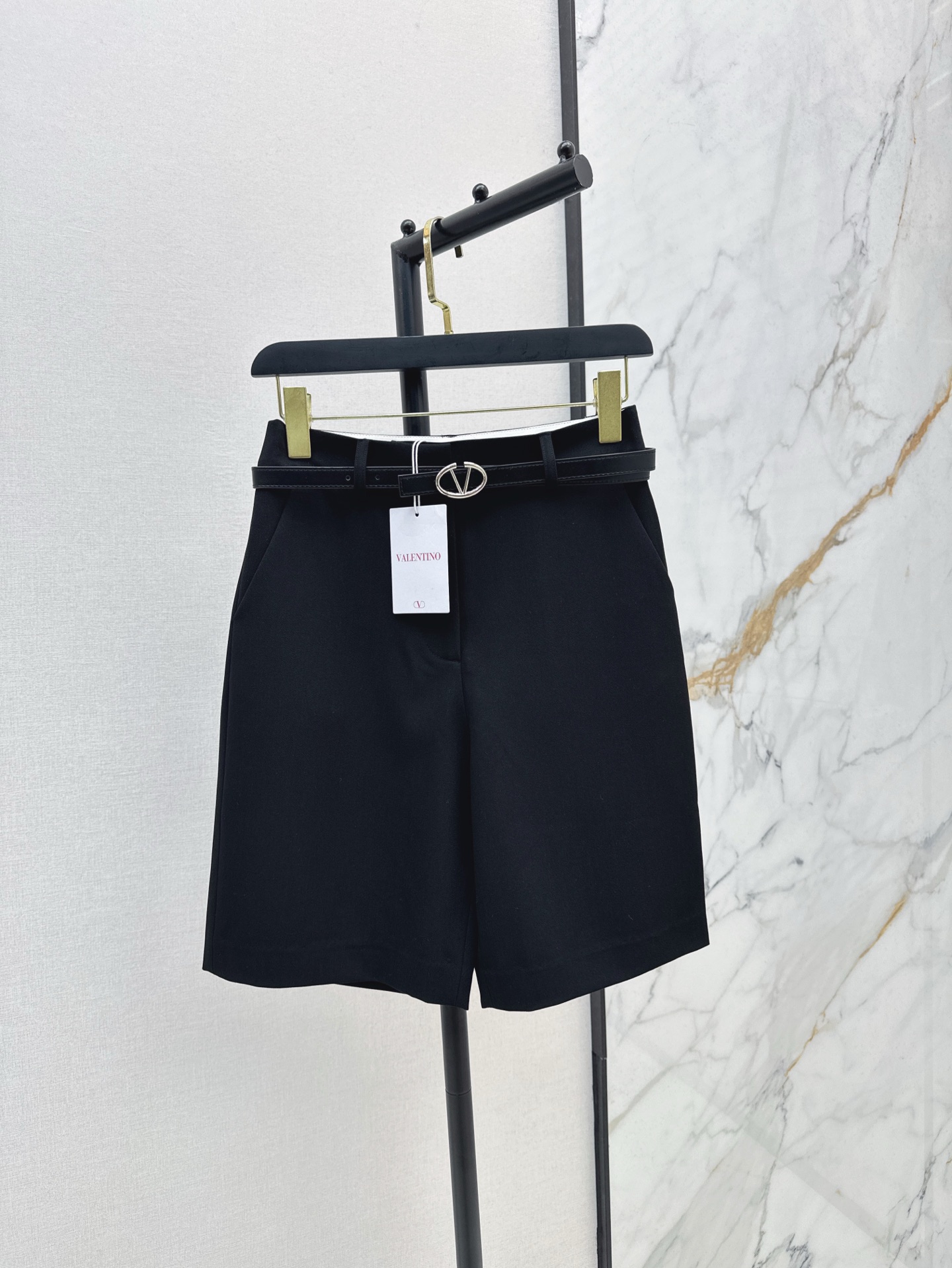 NO:318442,VLTN 25Ss————The latest V-buckle belt decorative black five-point pants in spring and summer. The best matching item. It can be easily controlled by casual style or commuting career. The small straight five-point mid-trouser style is easy to hide the flesh and make you slim. Custom twill trouser fabric is excellent. High waist cut lengthens the leg lines. Simple and basic style is easy to wear and match. One-color spot sml, alexander wang19860909VLTN 25Ss————春夏最新款V扣腰带装饰黑色五分裤 最最好搭配的单品 不管是休闲风或者通勤职业都能轻松驾驭 小直筒的五分中裤版型轻松藏肉显瘦 定制斜纹西裤面料质感超赞 高腰剪裁拉长腿部线条 简洁基础款好穿又好搭 一色现货发售sml,,alexander wang,Women's clothing