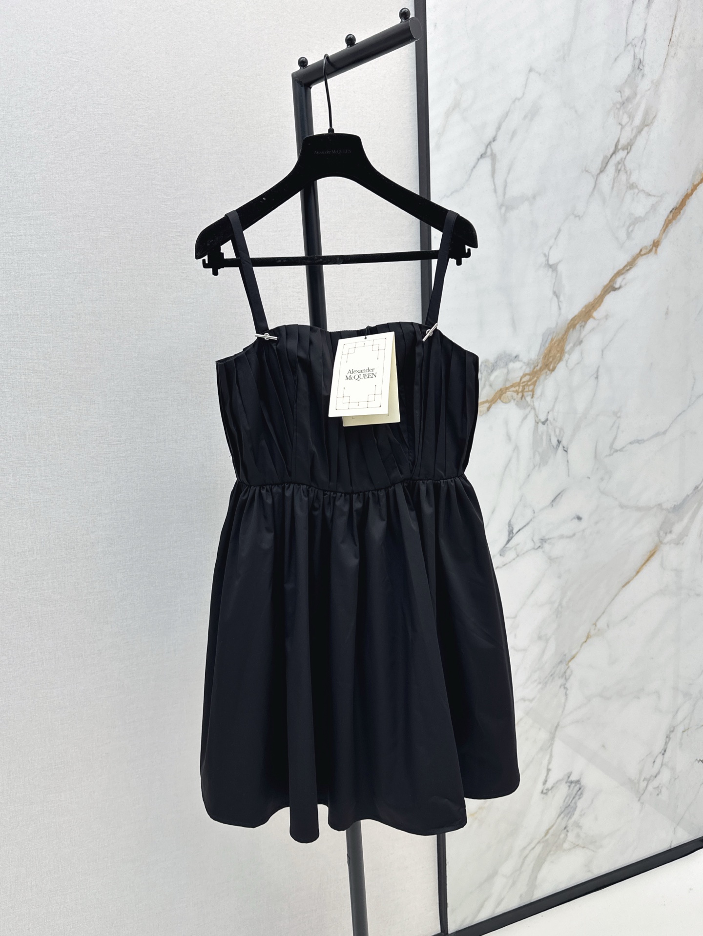 NO:318439,Holiday dress McQ 25Ss————The latest suspender dress in spring and summer, poplin cotton, classic black dress, very high-end, very elegant, high-waisted, easy to slim waist, the whole skirt is made of very large materials, full of three-dimensional, daily casual and lazy, and it is also very good for vacation wear. One color is available for sale in stock, sml, skirts, alexander wang19860909度假美裙 McQ 25Ss————春夏最新款吊带连衣裙 府绸棉材质 经典的黑色系搭配装饰 非常高级 很有气质感 高腰线拼接轻松瘦腰 整个裙摆用料很大 立体感十足 风格日常休闲慵懒 度假穿也很出片 一色现货发售sml,,skirts,alexander wang,Women's clothing