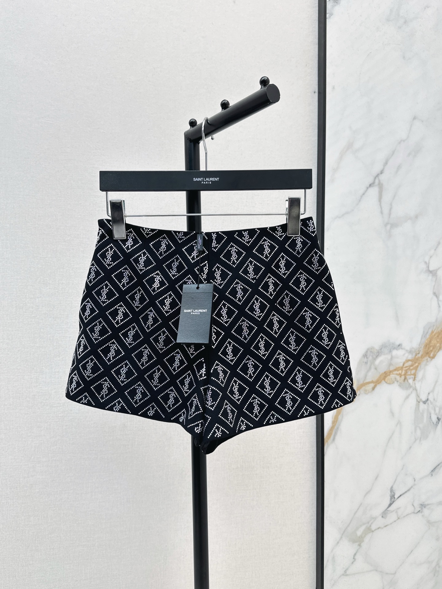 NO:318462,Super A shorts SLP 25Ss————The latest spring and summer logo ironing craft shorts. There are many highlights and small details in the design. Small A silhouette modify the crotch. There is a spare part of the thigh. It looks slim and tall. A versatile wardrobe must have versatile. One-color spot-on sml, loro piana, shorts, alexander wang19860909超A的短裤 SLP 25Ss————春夏最新款logo烫钻工艺短裤 设计上有很多亮点小细节 小A廓形修饰胯部 大腿部分有余量 显瘦又显高 衣橱百搭必备 一色现货发售sml,,loro piana,shorts,alexander wang,Women's clothing