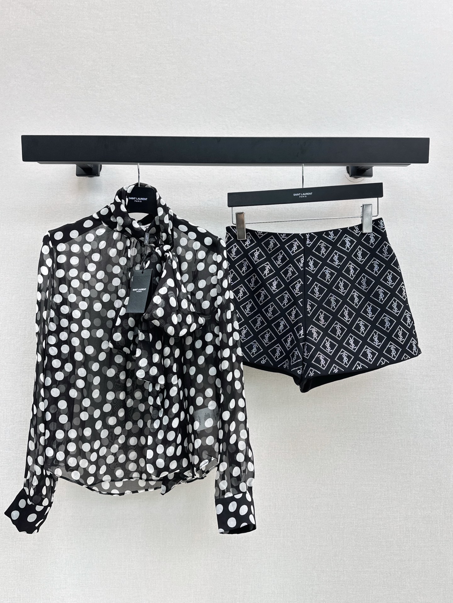 NO:318459,Recommended for the explosive order SLP 25Ss———The latest fairy-like streamer polka dot silk shirts with 100% mulberry silk silk fabric has a super texture, a cool and cool temperament item, a modern and fashionable atmosphere full of high-end and elegant style, low-key, luxurious, exquisite and retro!  The style is not picky and the upper body looks very slim. It is available in stock. Loro piana, shirts, real silk, alexander wang19860909爆单推荐 SLP 25Ss———春夏最新款仙气十足飘带波点真丝衬衫百分百桑桑蚕真丝面料质感超赞 又飒又酷的气质单品 满屏高级感的摩登时髦气息 低调奢华精致又复古！版型不挑人上身超显瘦 一色现货发售sml,,loro piana,shirts,real silk,alexander wang,Women's clothing